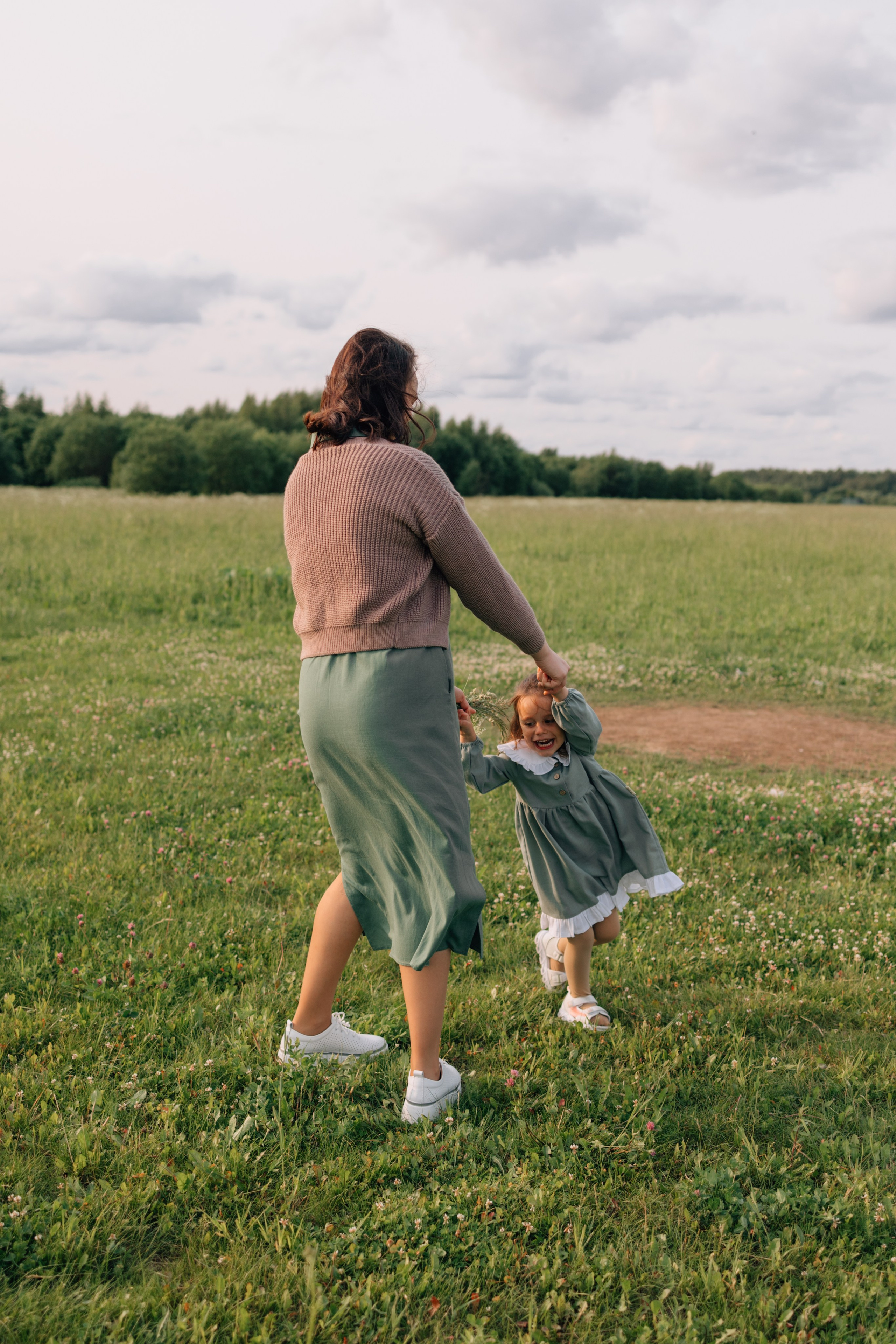 Анна, Марчелло, Настенька и Влада в поле. Фотограф Москва Светлана Кирюшина
