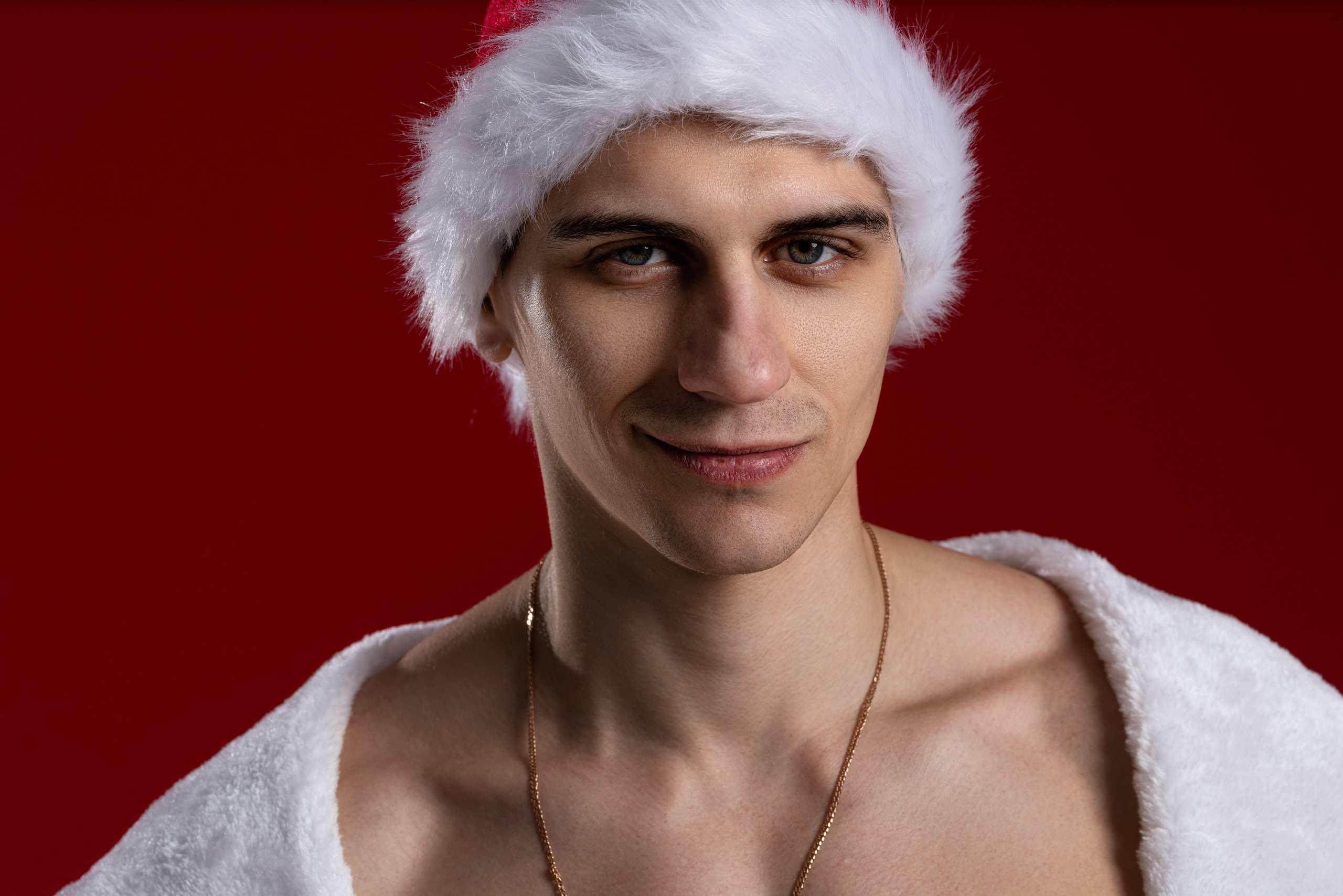 Новогодняя спортивная фотосессиия в студии в костюме деда мороза в Воронеже