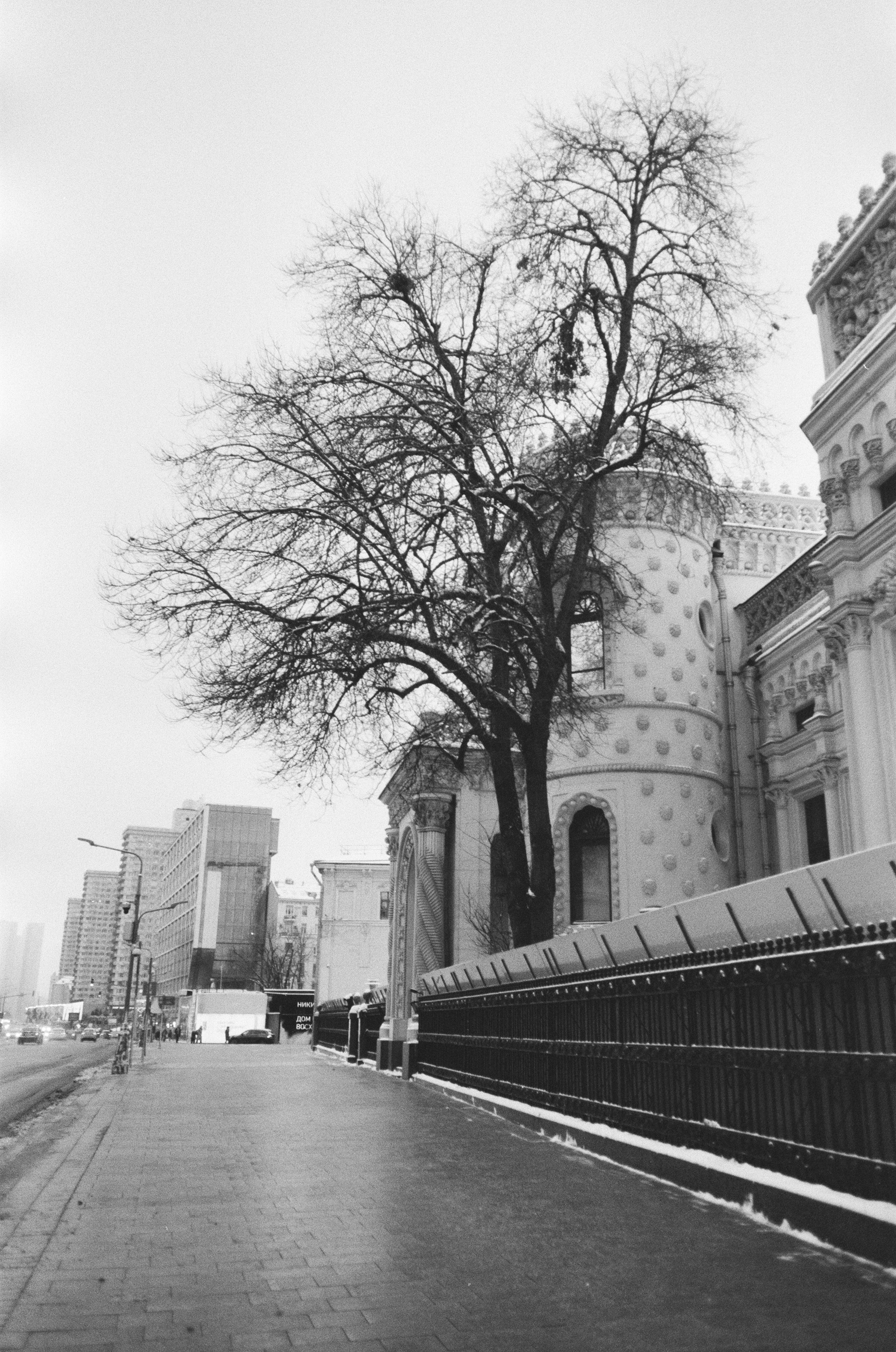 Воздвиженка / Voigtlander Bessa-T — Ultron 28 mm f2 / Fomapan 400 BW