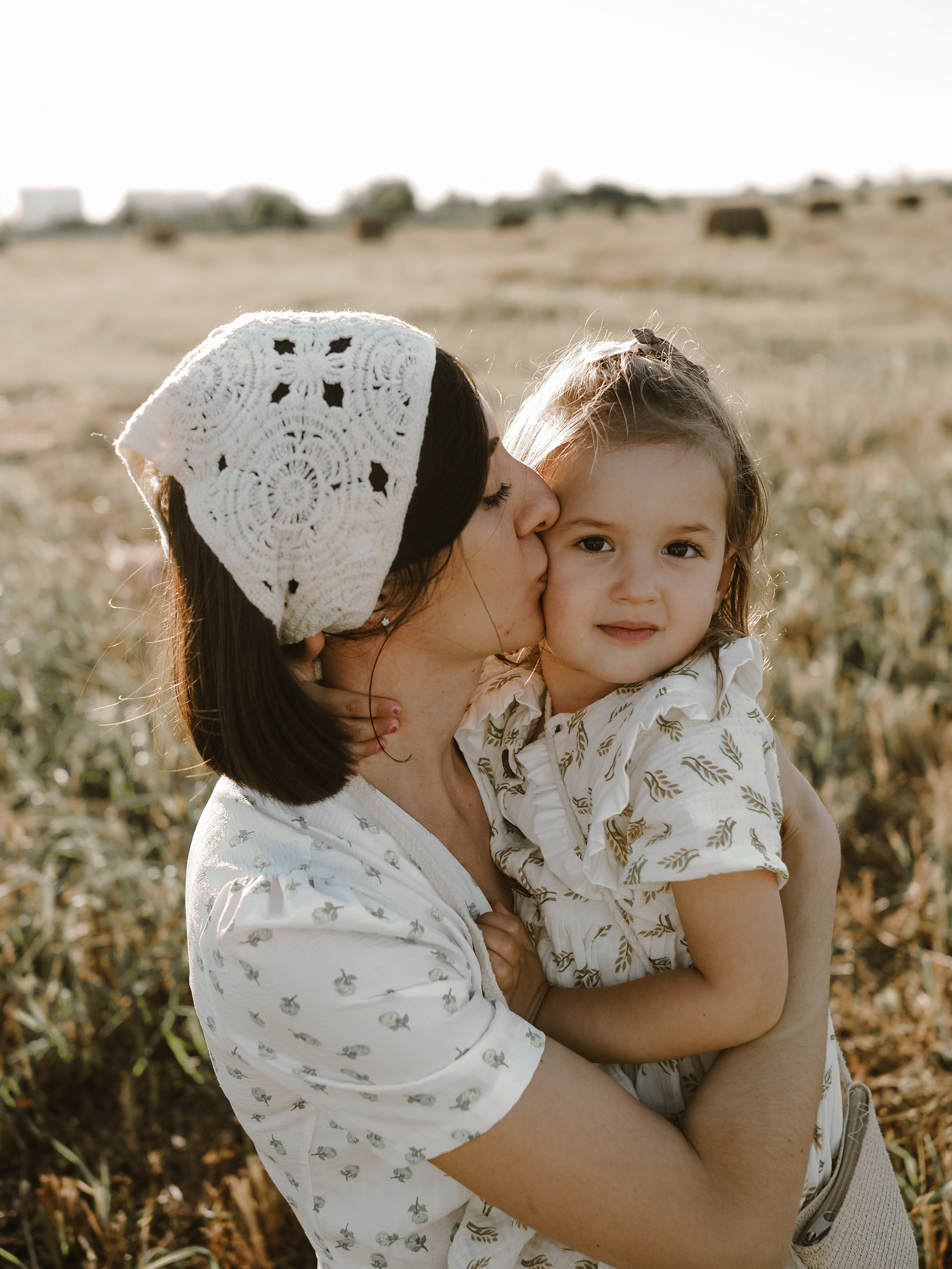 Гоняться по полю на тачке с мамой и папой. Обижаться. Смеяться. Фотограф Рязань. Семейный Свадебный фотограф
