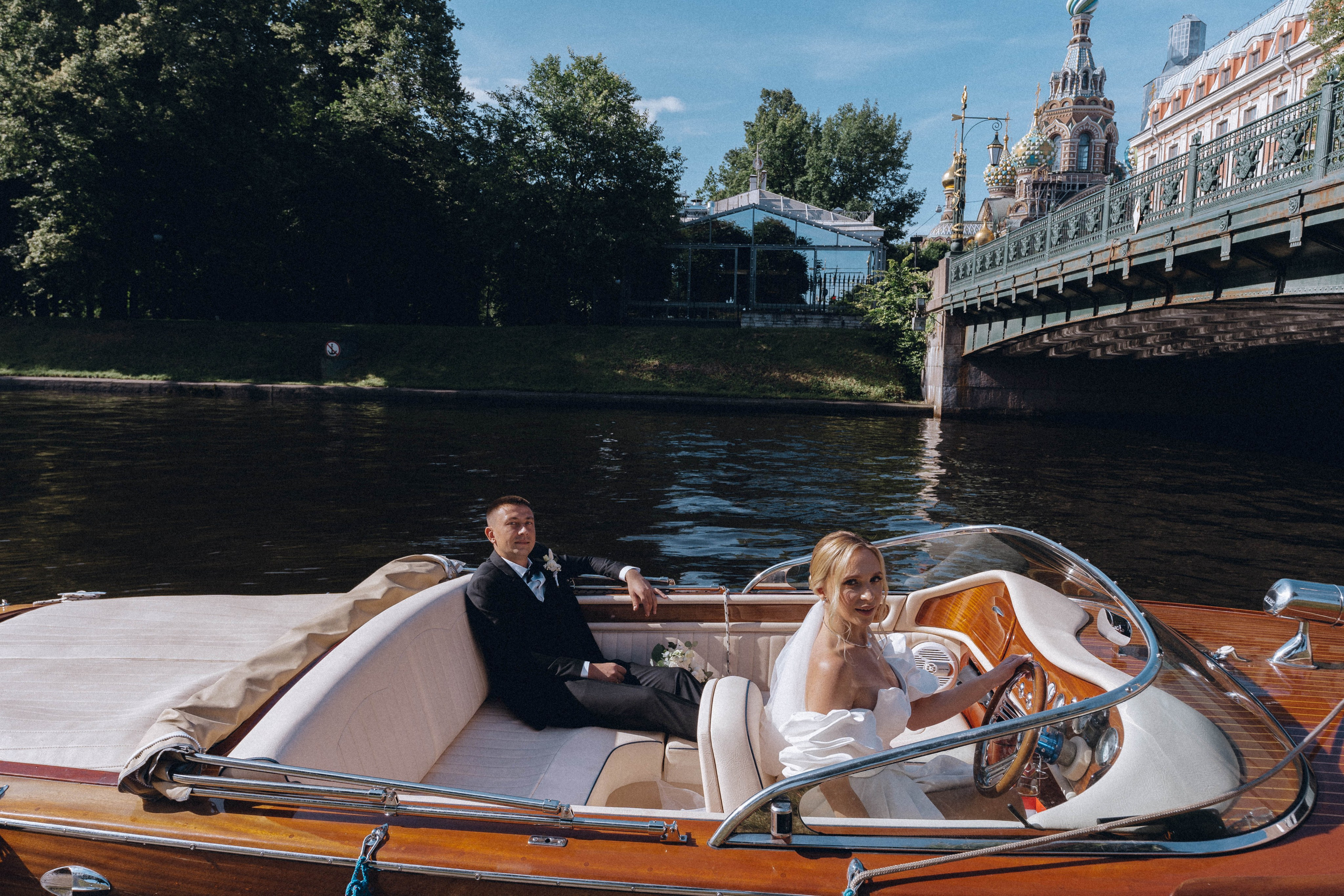 СВАДЕНБНАЯ СЬЕМКА НА КАТЕРЕ ПО КАНАЛАМ САНКТ-ПЕТЕРБУРГА И В АКВАТОРИИ НЕВЫ. Профессиональный фотограф, Санкт-Петербург — Виктория Богомолова