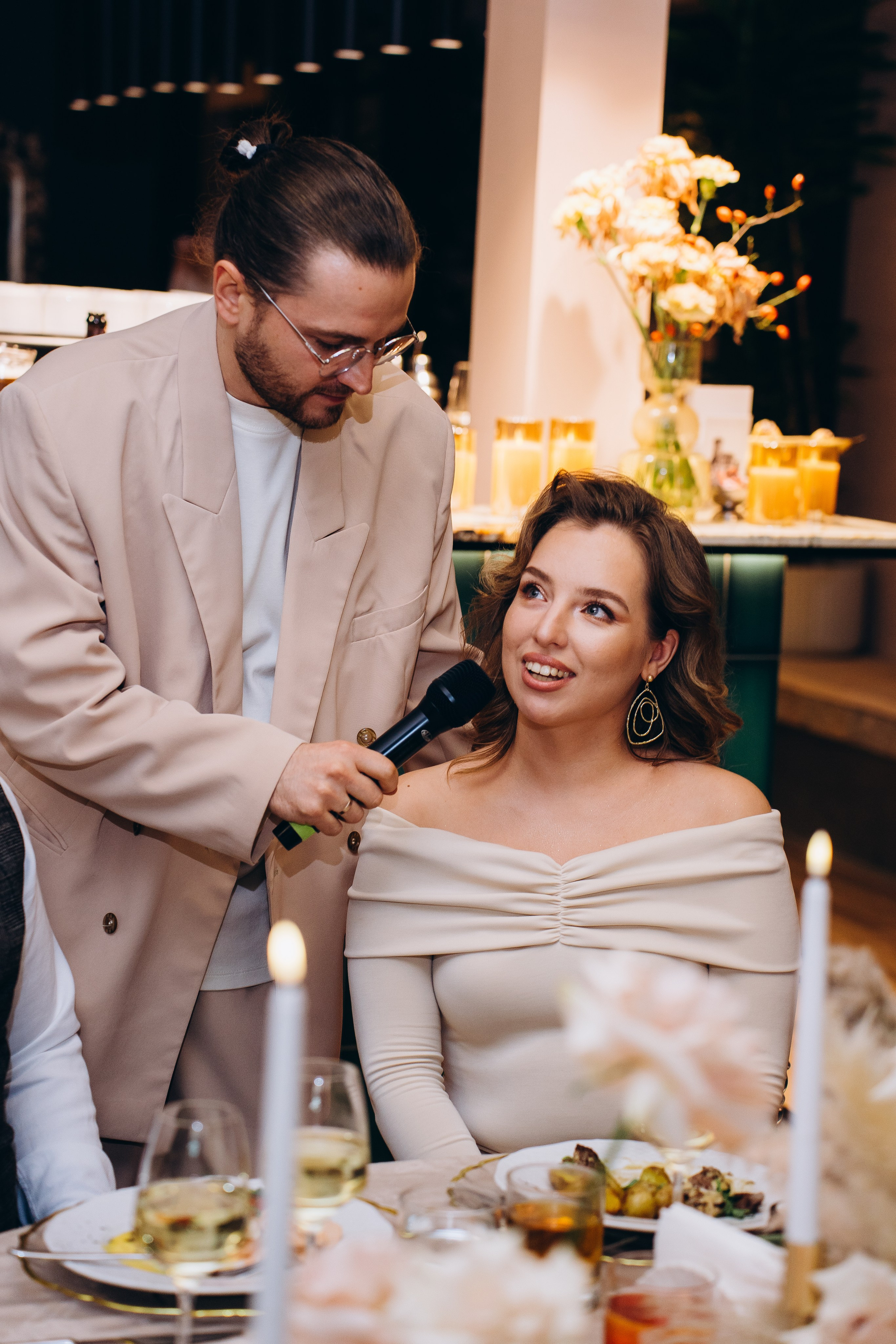 Веселые гости танцуют на свадебном банкете — репортажная съемка свадебных мероприятий в Москве с живыми эмоциями.