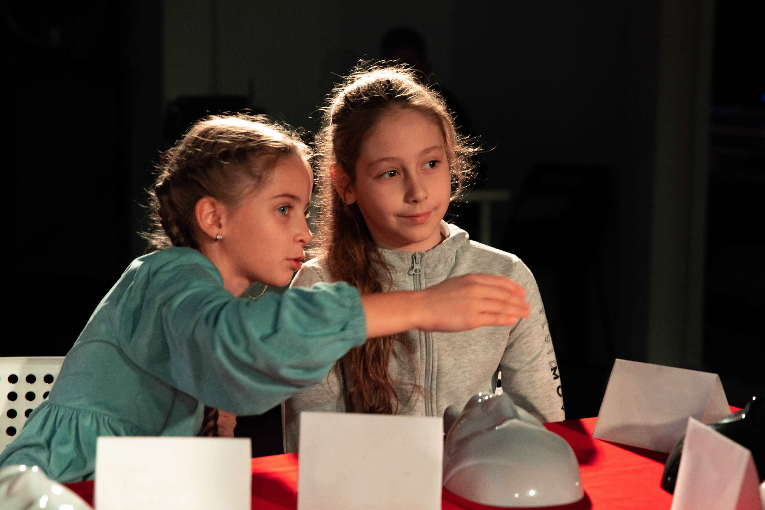 Ученики за игрой на детском празднике 