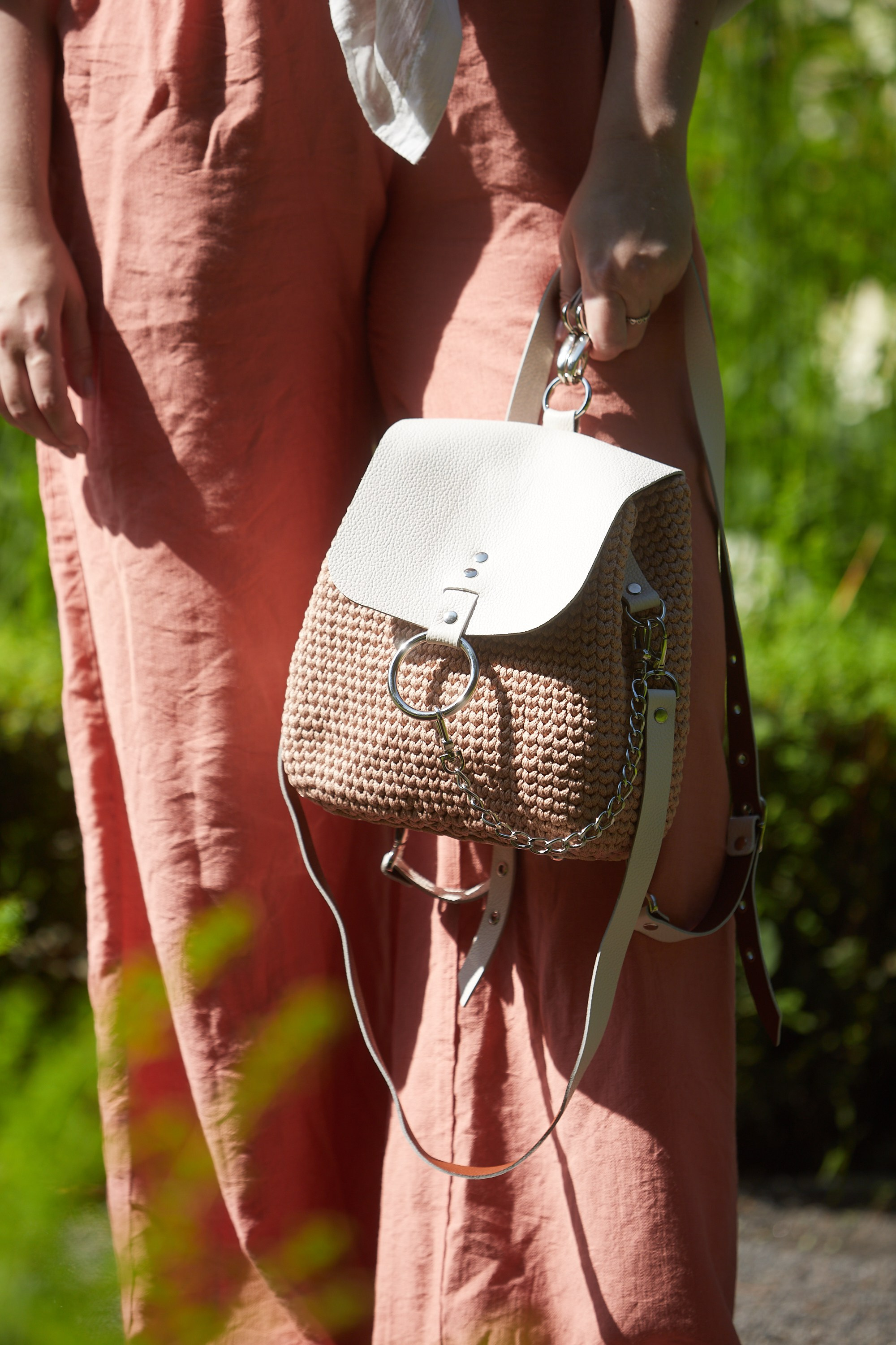 Девушки с вязаным клатчем и сумкой — предметная фотосессия аксессуаров.Девушки с вязаным клатчем и сумкой — предметная фотосессия аксессуаров.