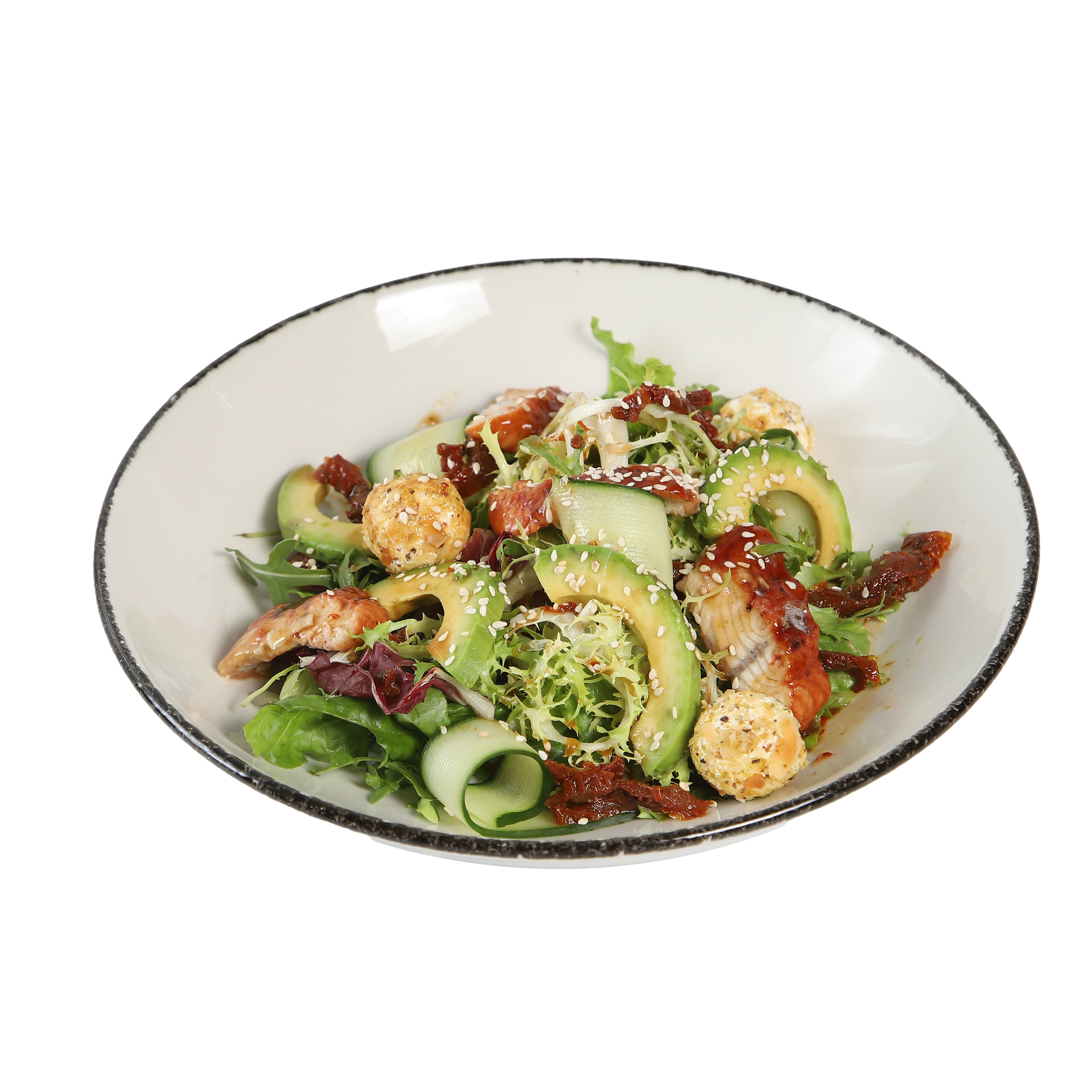 Фуд-фотография салата с авокадо, овощами и зеленью.