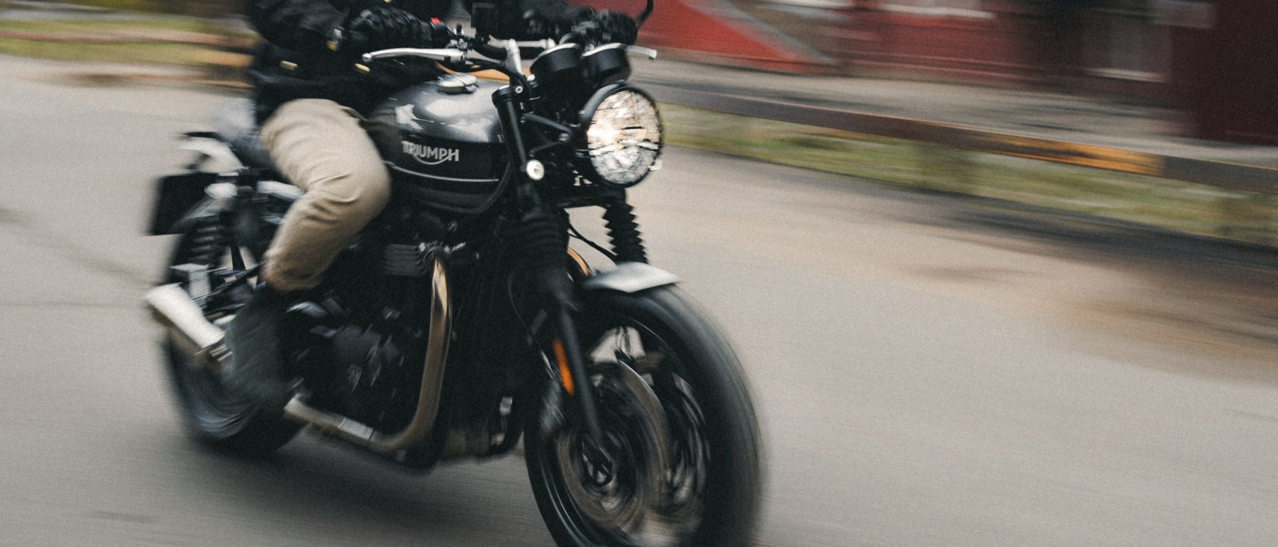 Triumph Speed Twin 1200 x Serge. Фотограф Илья К. в Москве