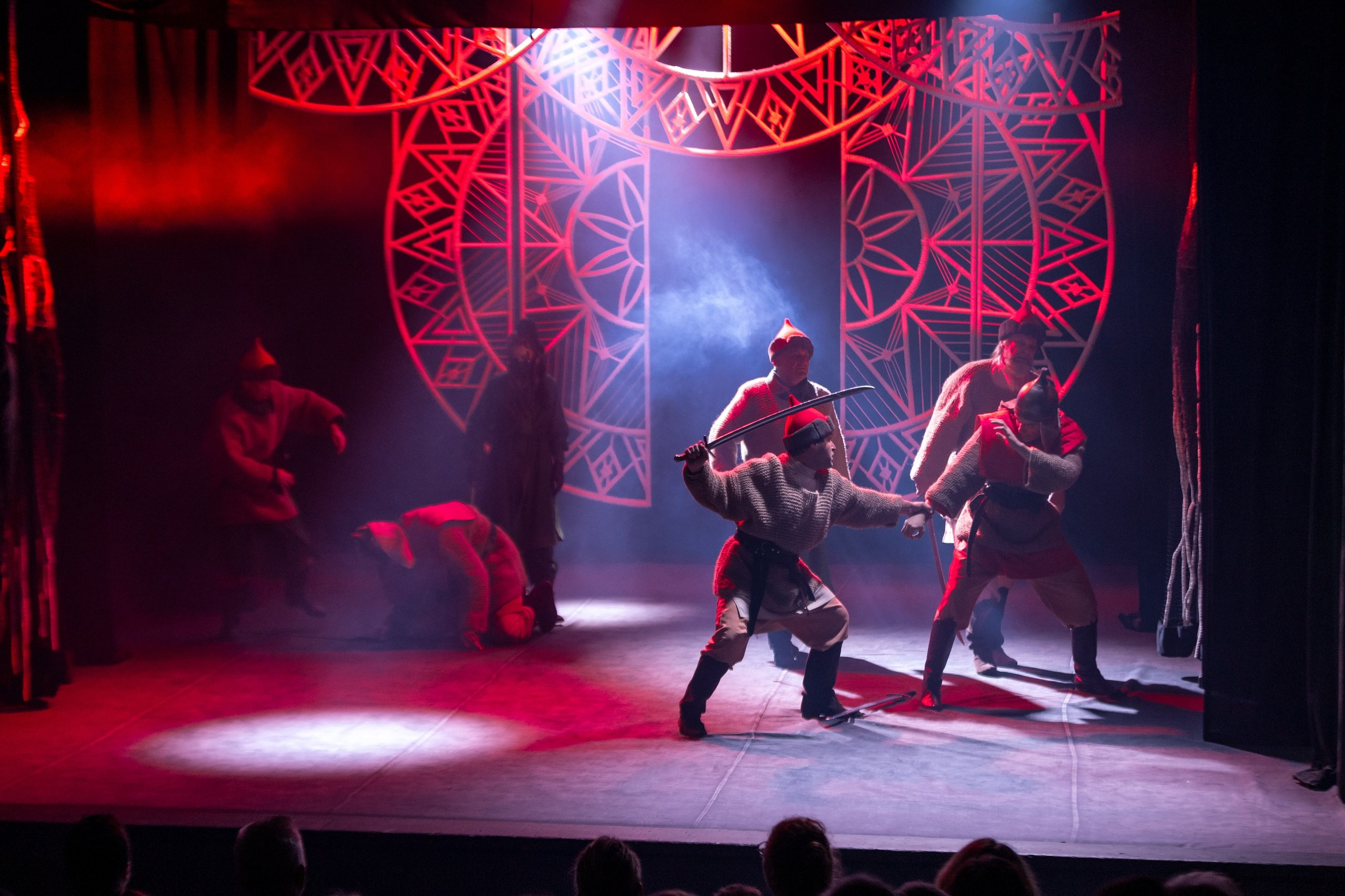 Объемная и прорезная аппликация на театральных декорациях. История занавеса. Превращаем идею в технологию