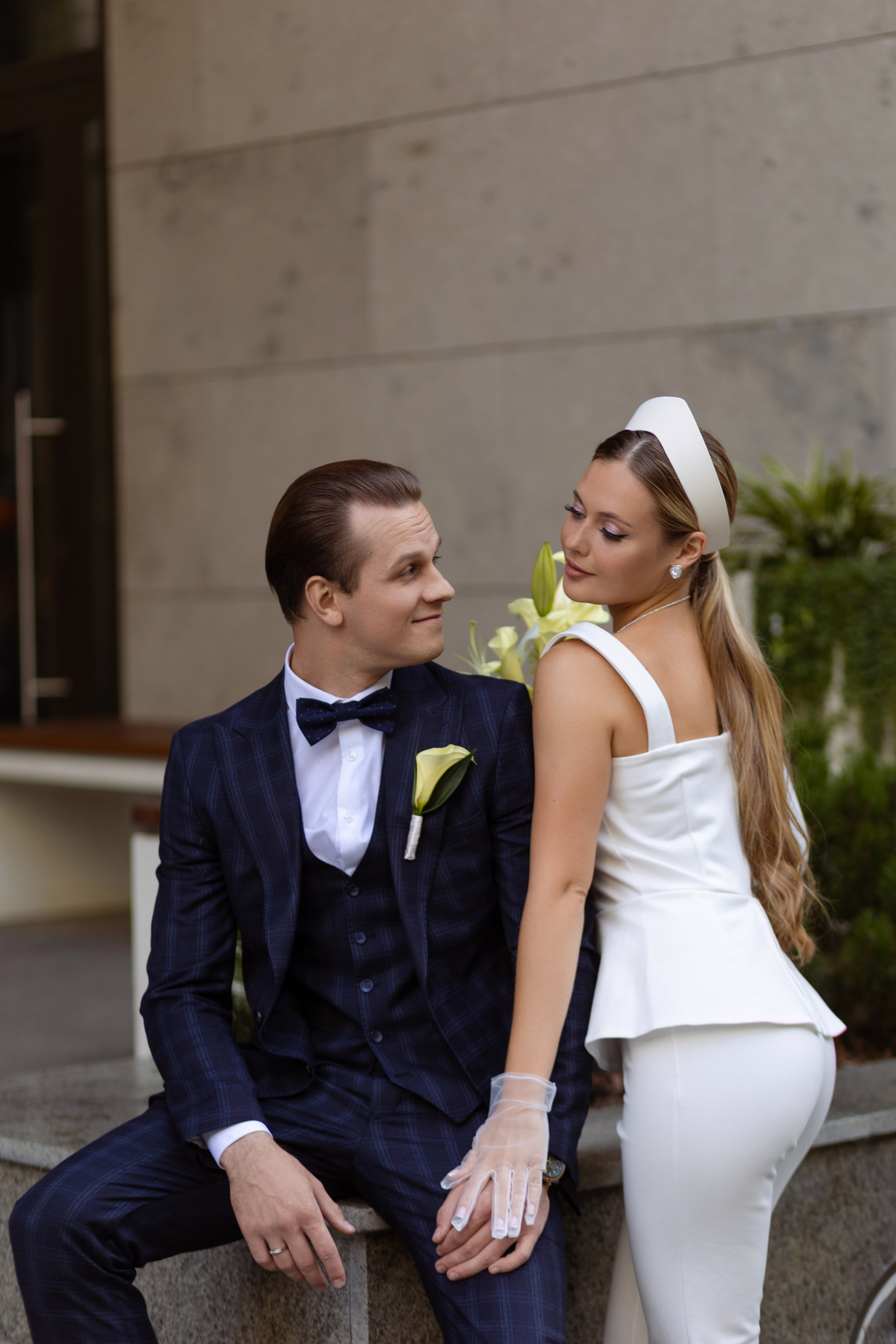 Молодожены любуются друг другом