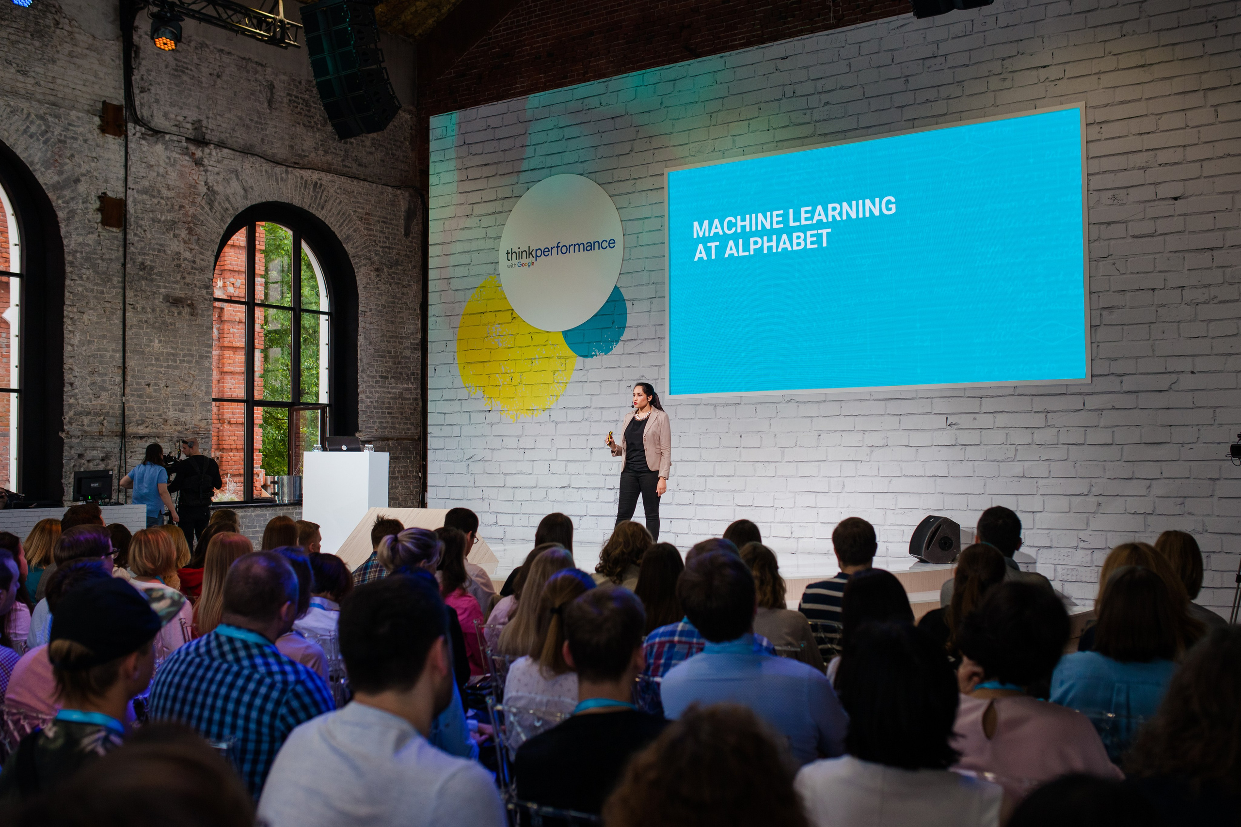 девушка спикер выступает перед большой аудиторией на концеренции google