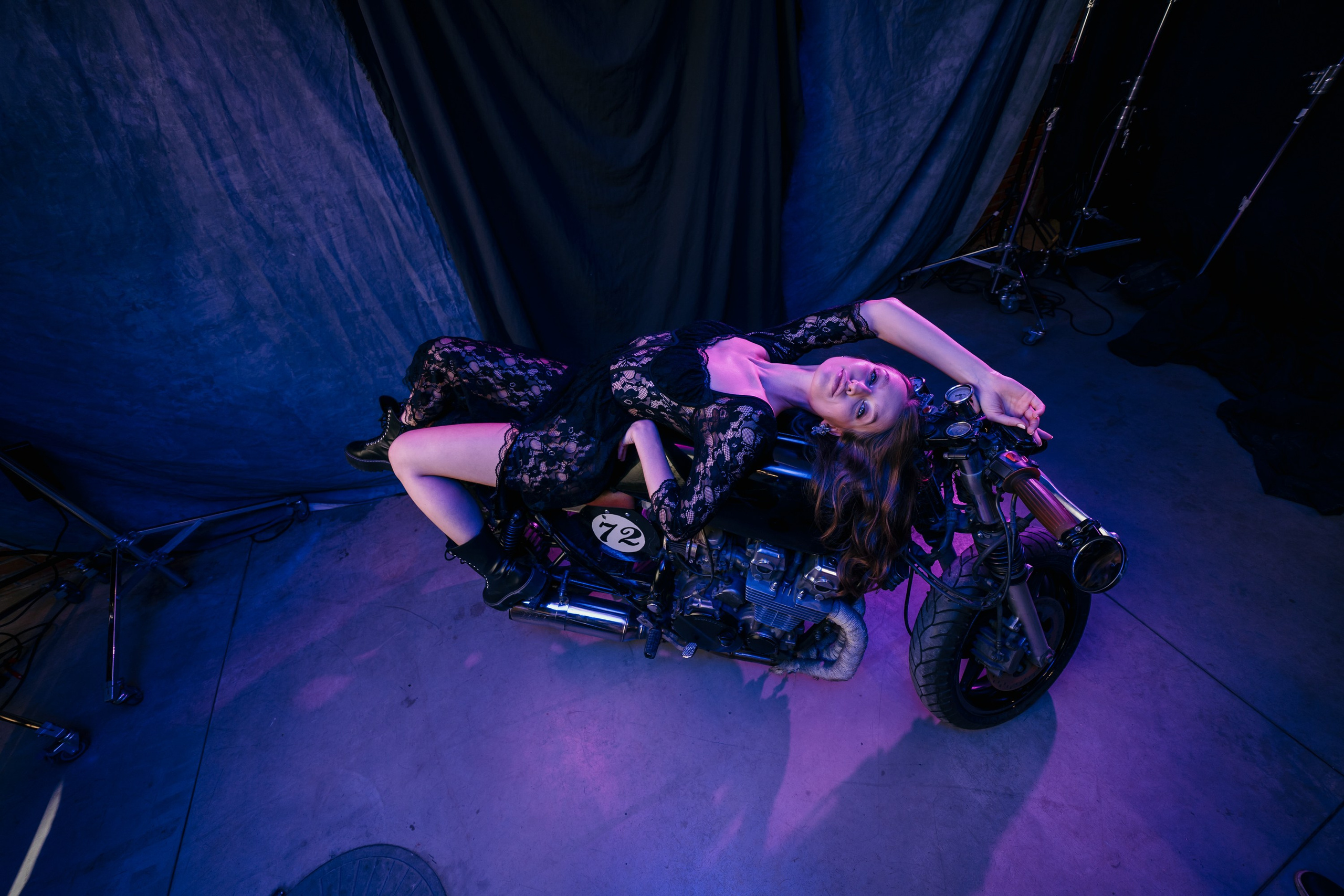 Девушки-байкеры — Фотосессия с мотоциклом в Питере. Свадебный, семейный, портретный, репортажный фотограф в Санкт-Петербурге