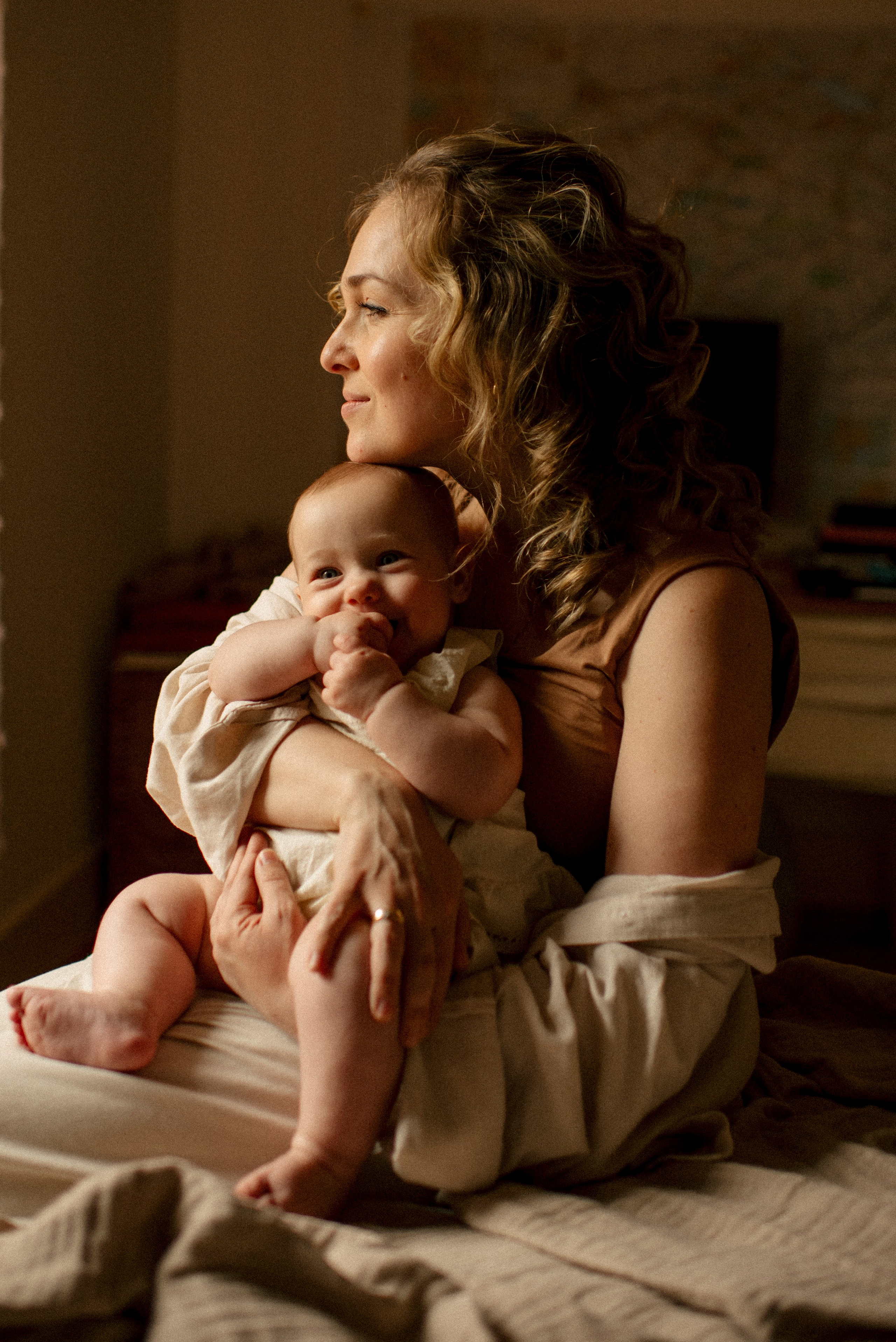 Polina Sobol — family & documentary photographer in Bern. Outdoor & urban photo sessions for families, kids and couples