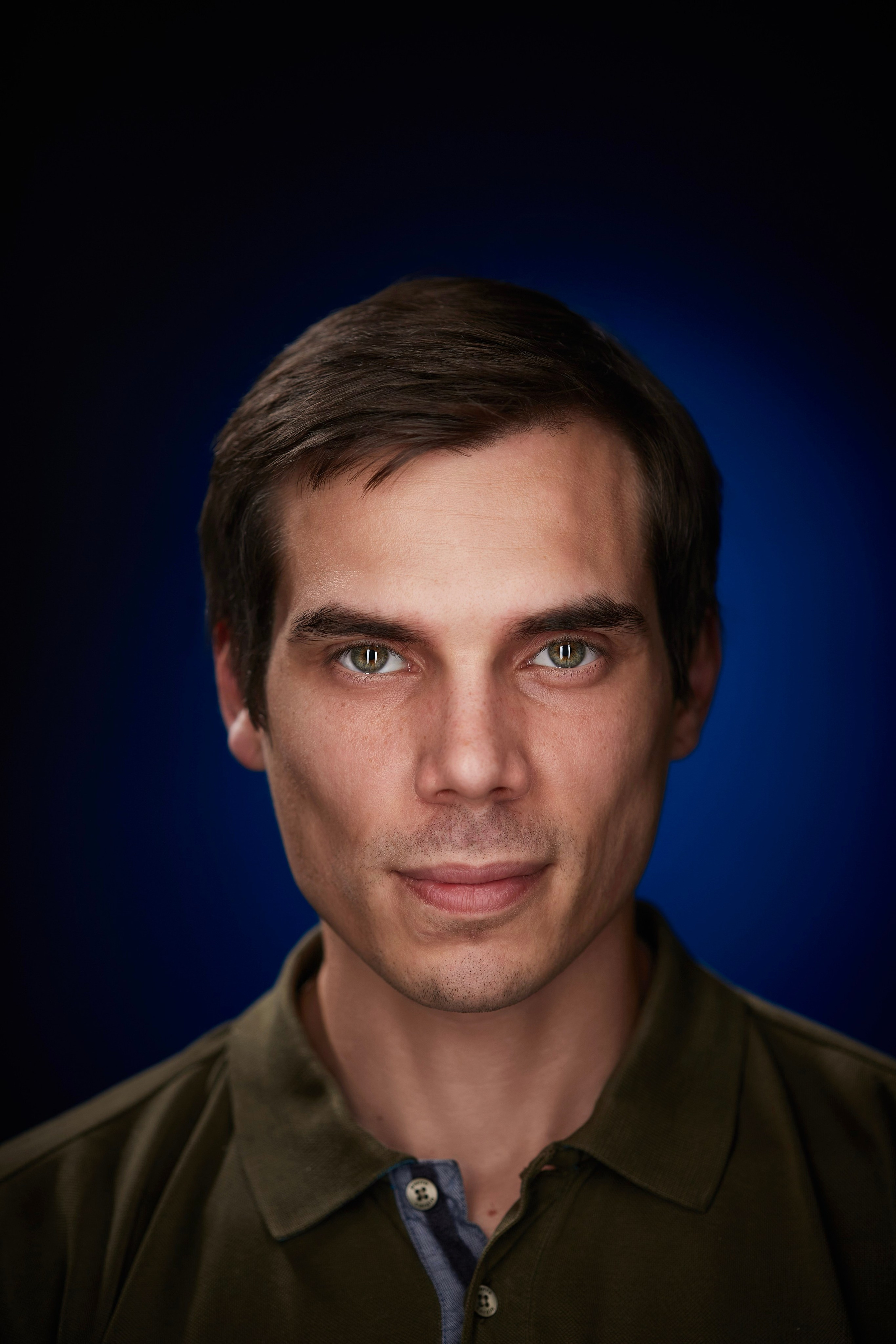 "Профессиональный портрет мужчины в студии""Женский портрет с естественным освещением""Крупный план портрета улыбающейся женщины""Портретная съемка в студии для делового портфолио"Для съемки сотрудников компании:"Группа сотрудников компании на корпоративной фотосессии""Портреты сотрудников офиса для корпоративного сайта""Фотосъемка команды компании в рабочей обстановке""Деловой портрет сотрудника для бизнес-профиля"