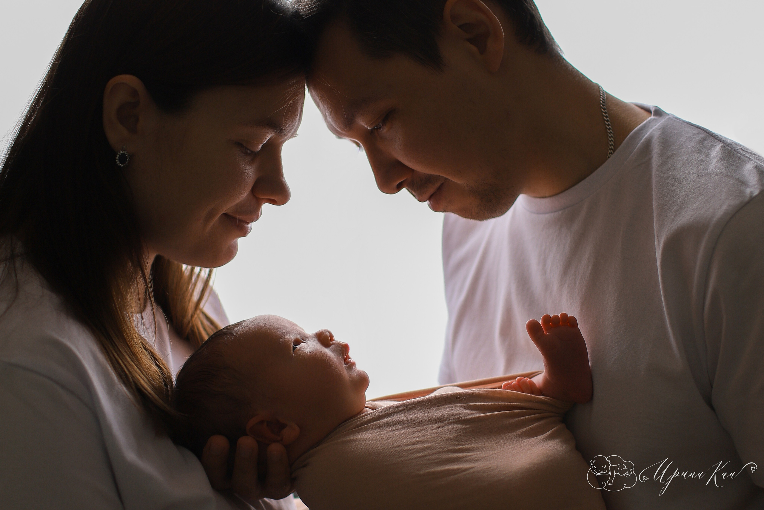 Новорожденные фото с родителями. Ирина Кан Фотограф новорожденных в Екатеринбурге