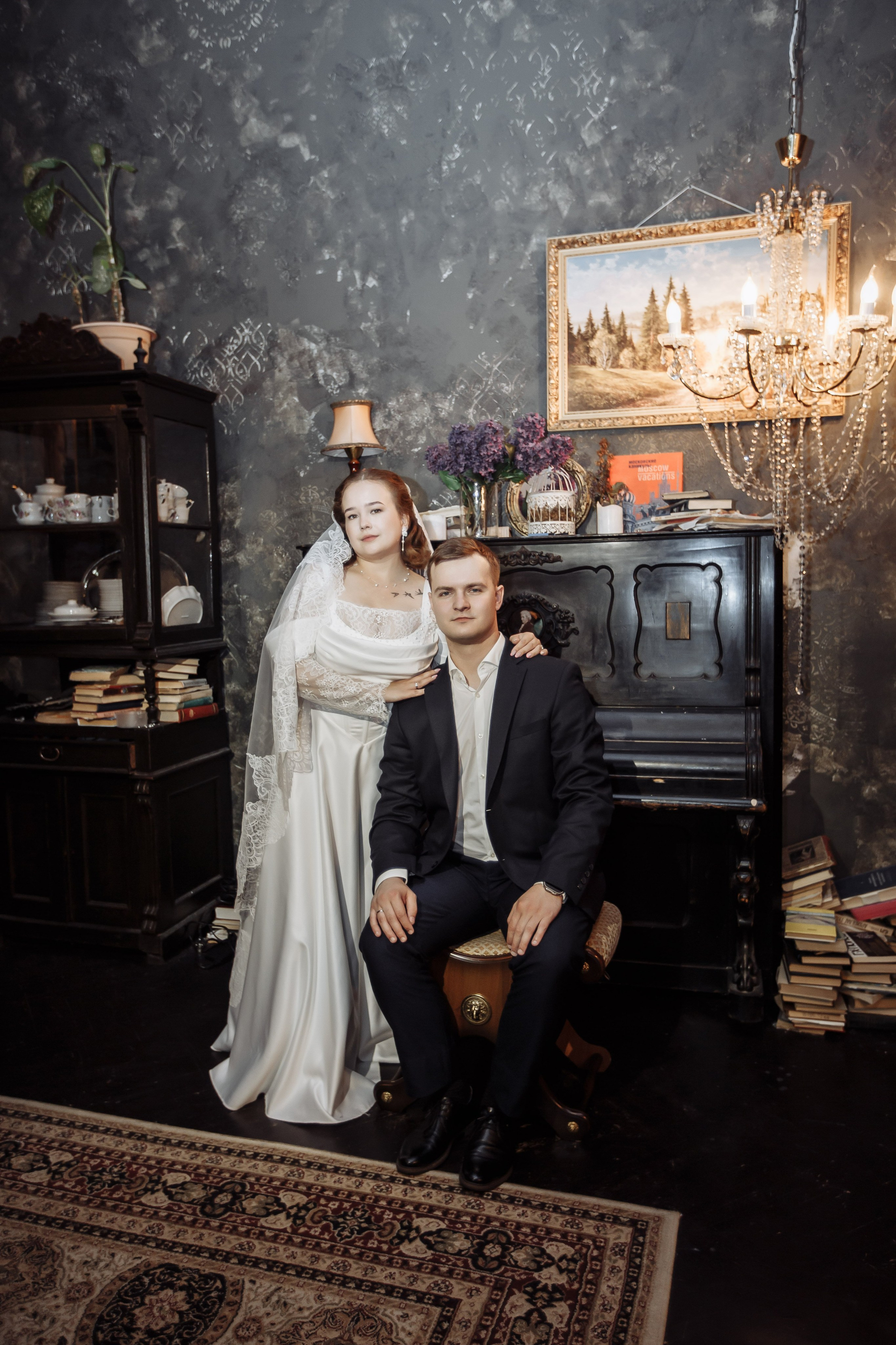Свадебное фото молодожёны у рояля в городке им Баумана