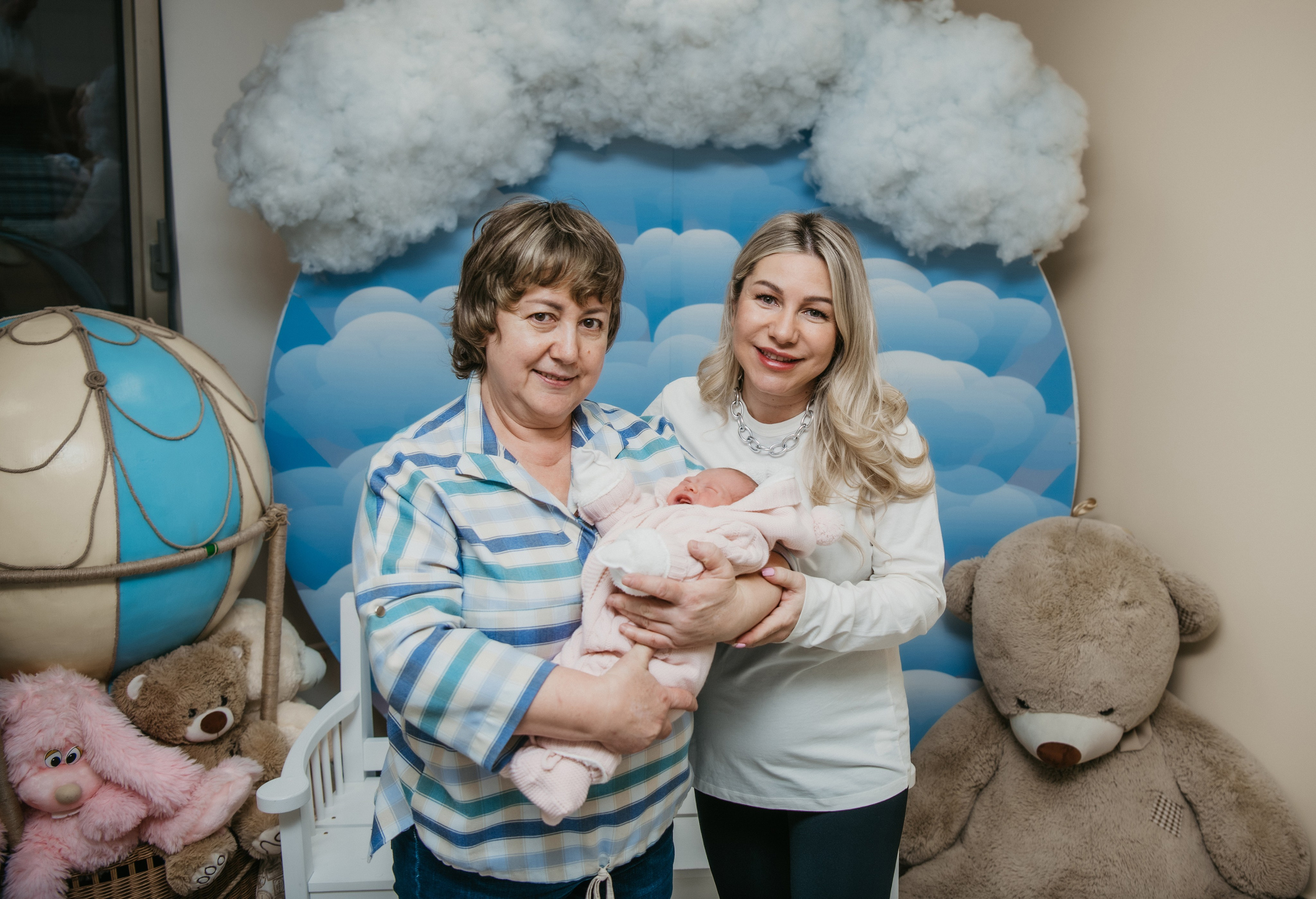 Выписка малышки. Мать и дитя на Севастопольском. Фотограф на выписку из роддома в Москве и МО