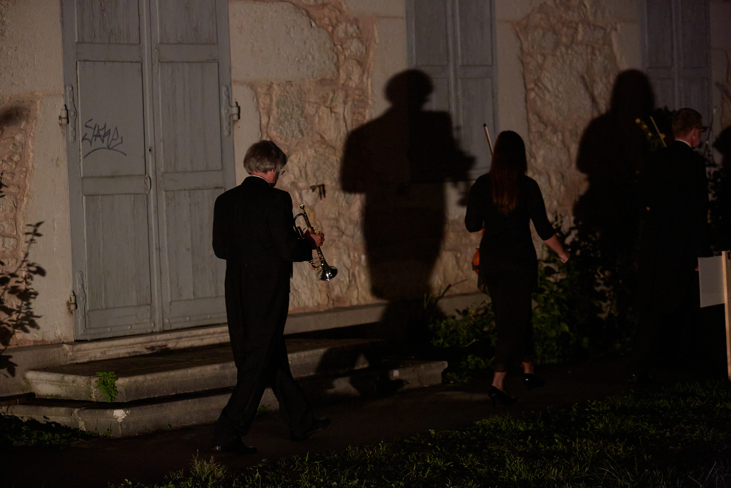 Музыканты оркестра после концерта