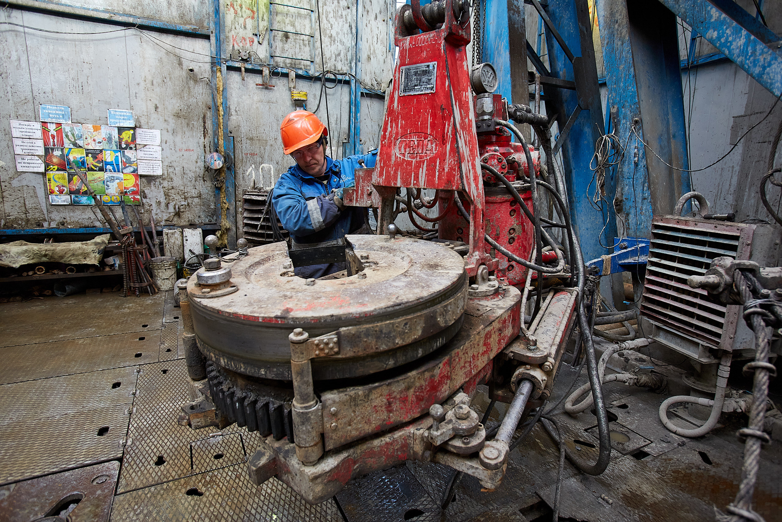 Буровая установка на нефтяном месторождение Газпром-нефть в Новый порт.