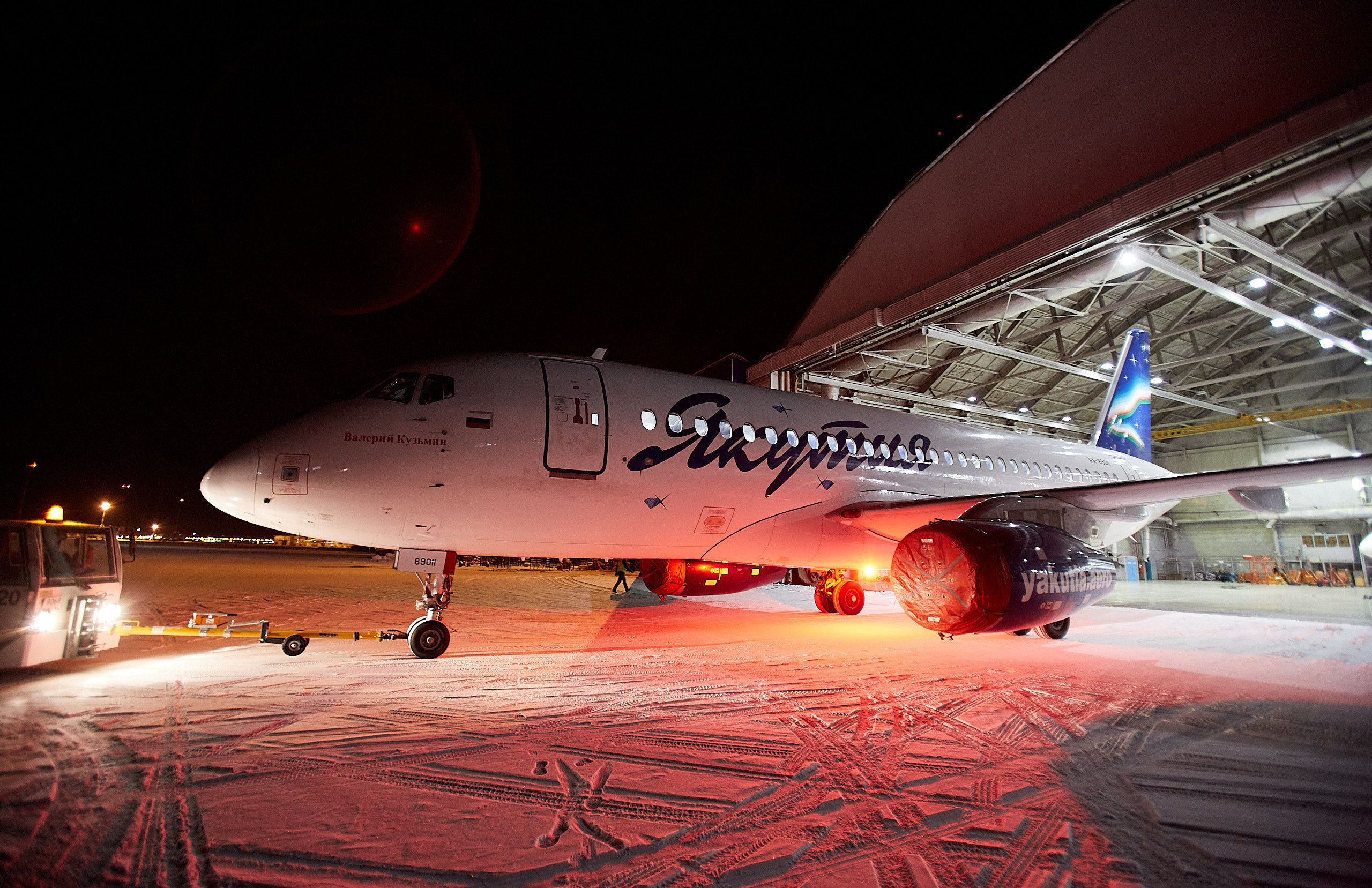  Сухой Суперджет-100 выезжает из зимнего ангара в Якутске.