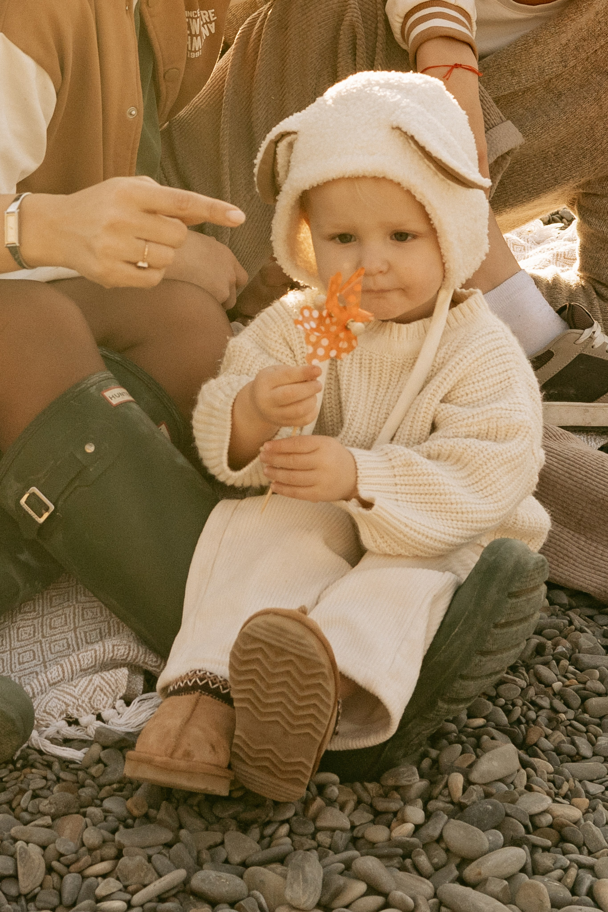 Семья играет вместе на песчаном пляже Абрау-Дюрсо