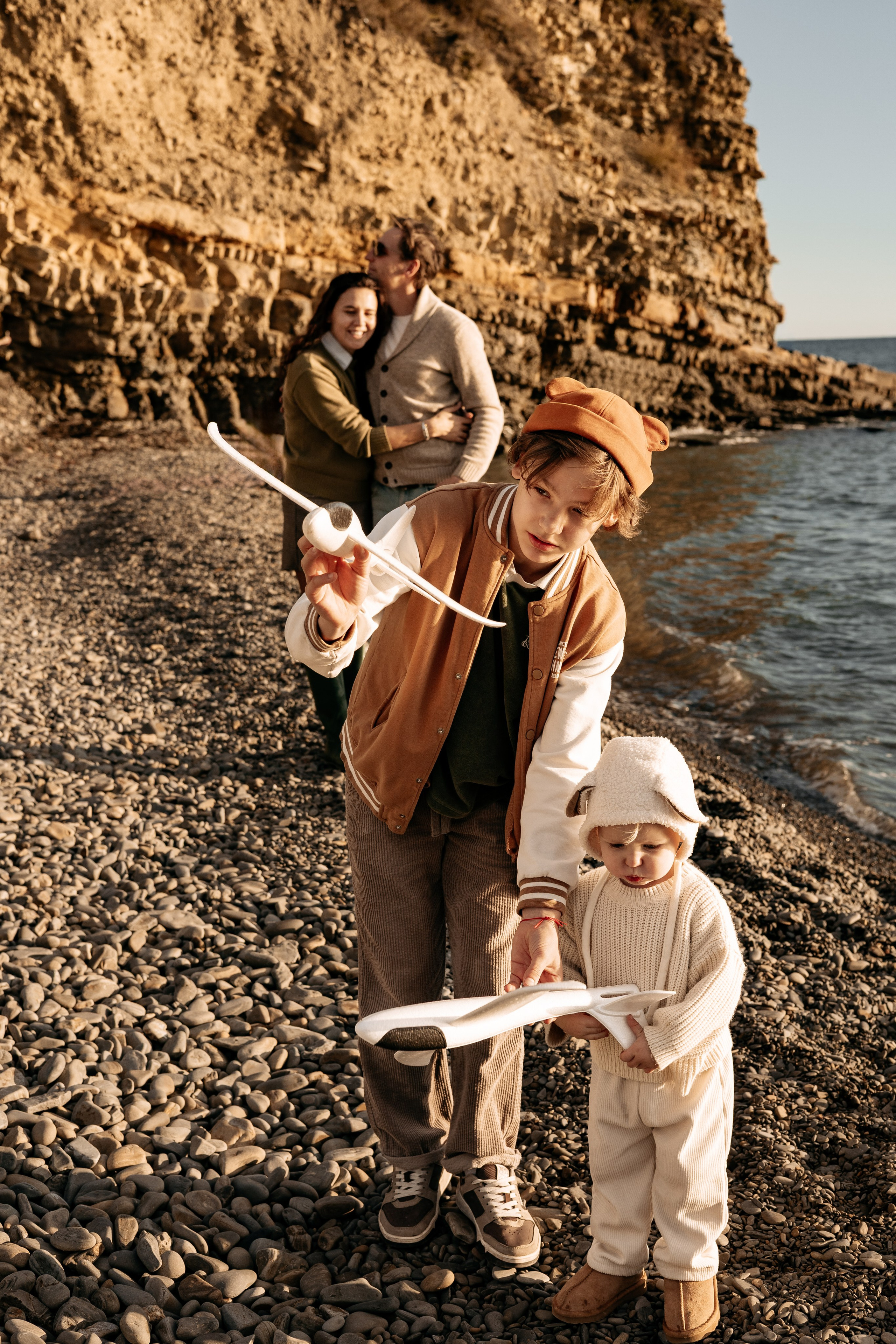 Бумажные самолетики парят над водой на закате