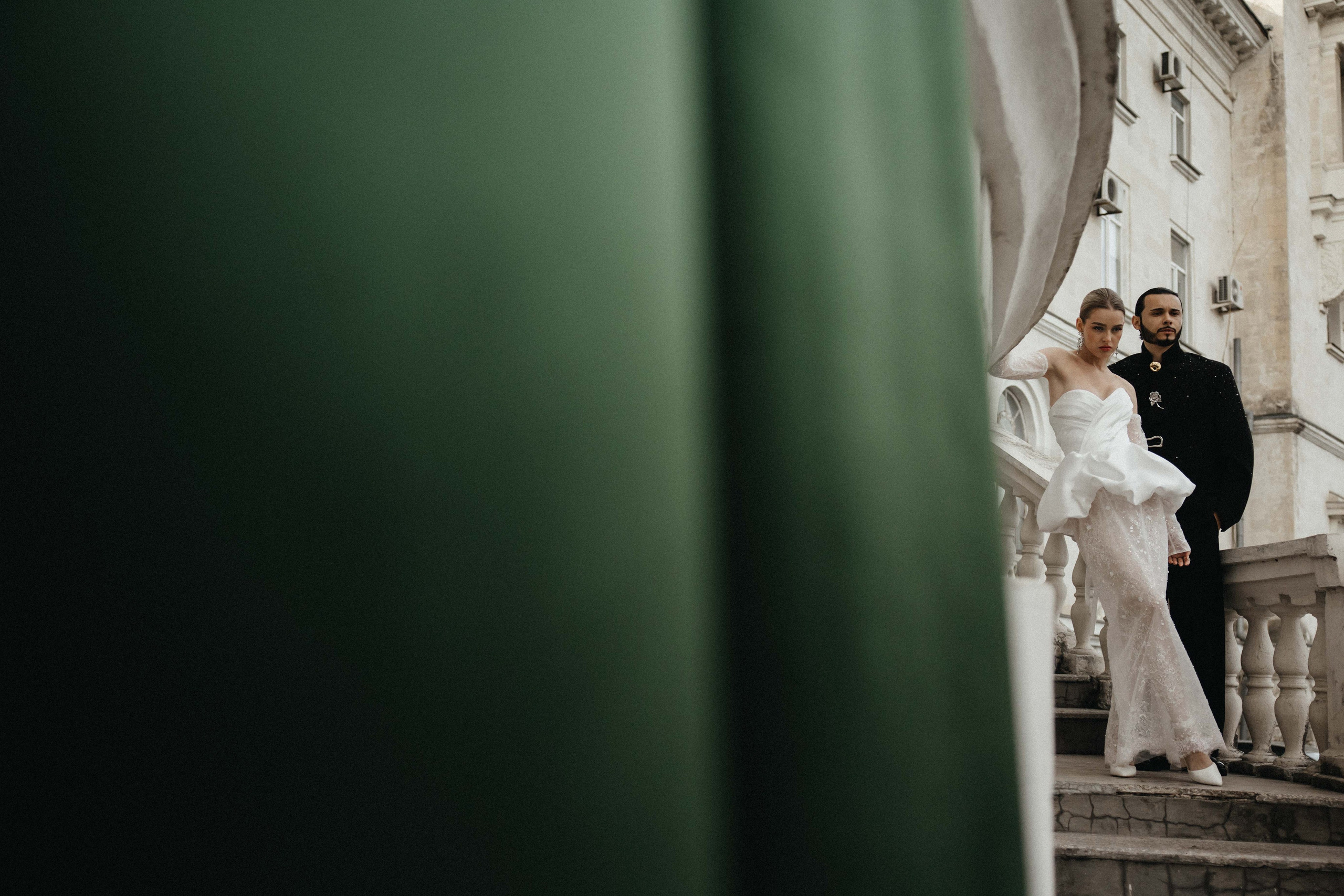 Счастливая пара позирует на свадебной фотосессии на фоне зеленой ткани в театре ,фэшн съемка ,топ 100 — свадебный фотограф Алена Межевова