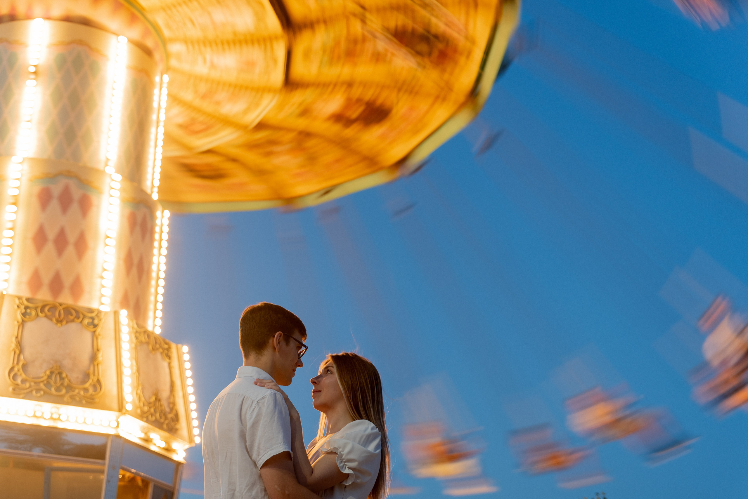 Love Story карусель. Аня и Никита. Фотограф Алеся Груздо Волгоград