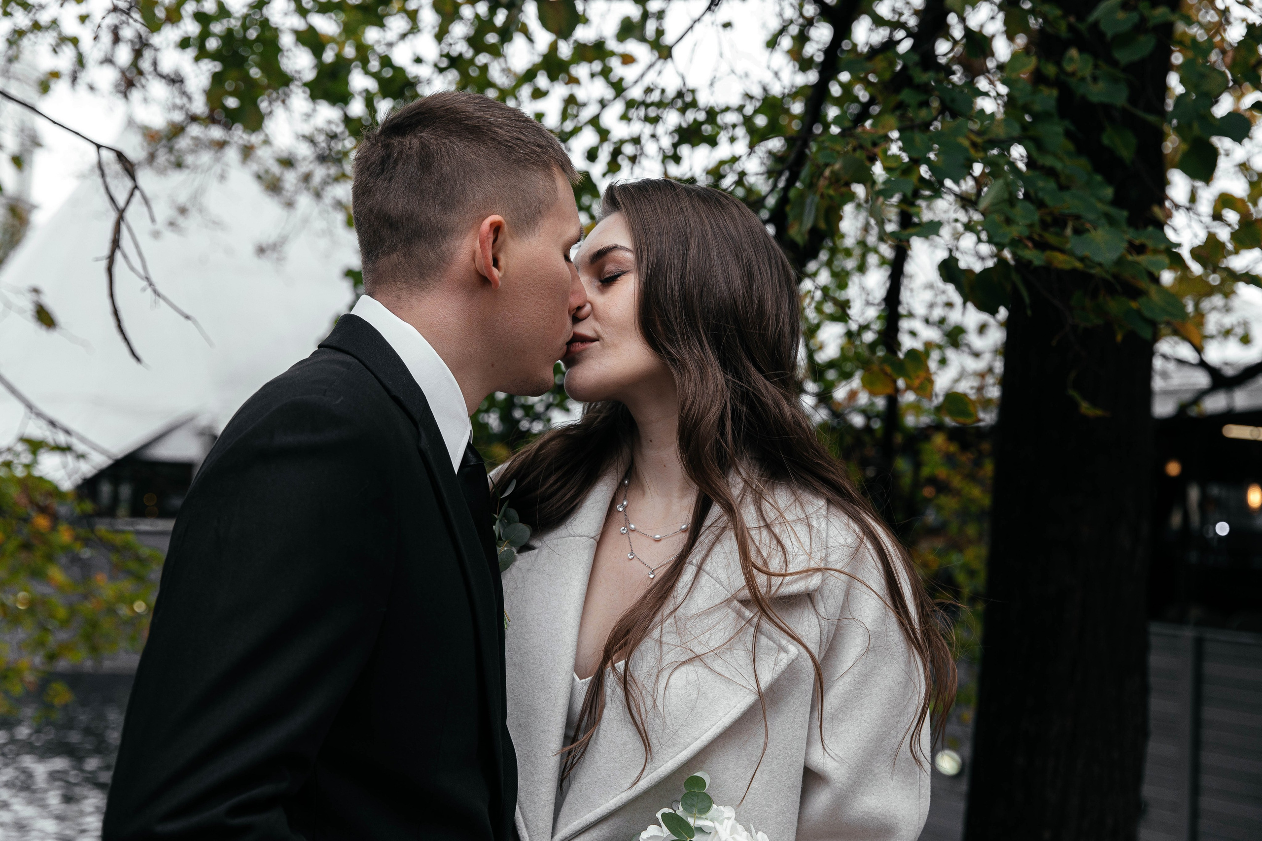 Прогулка под дождём. Свадебный фотограф в Москве