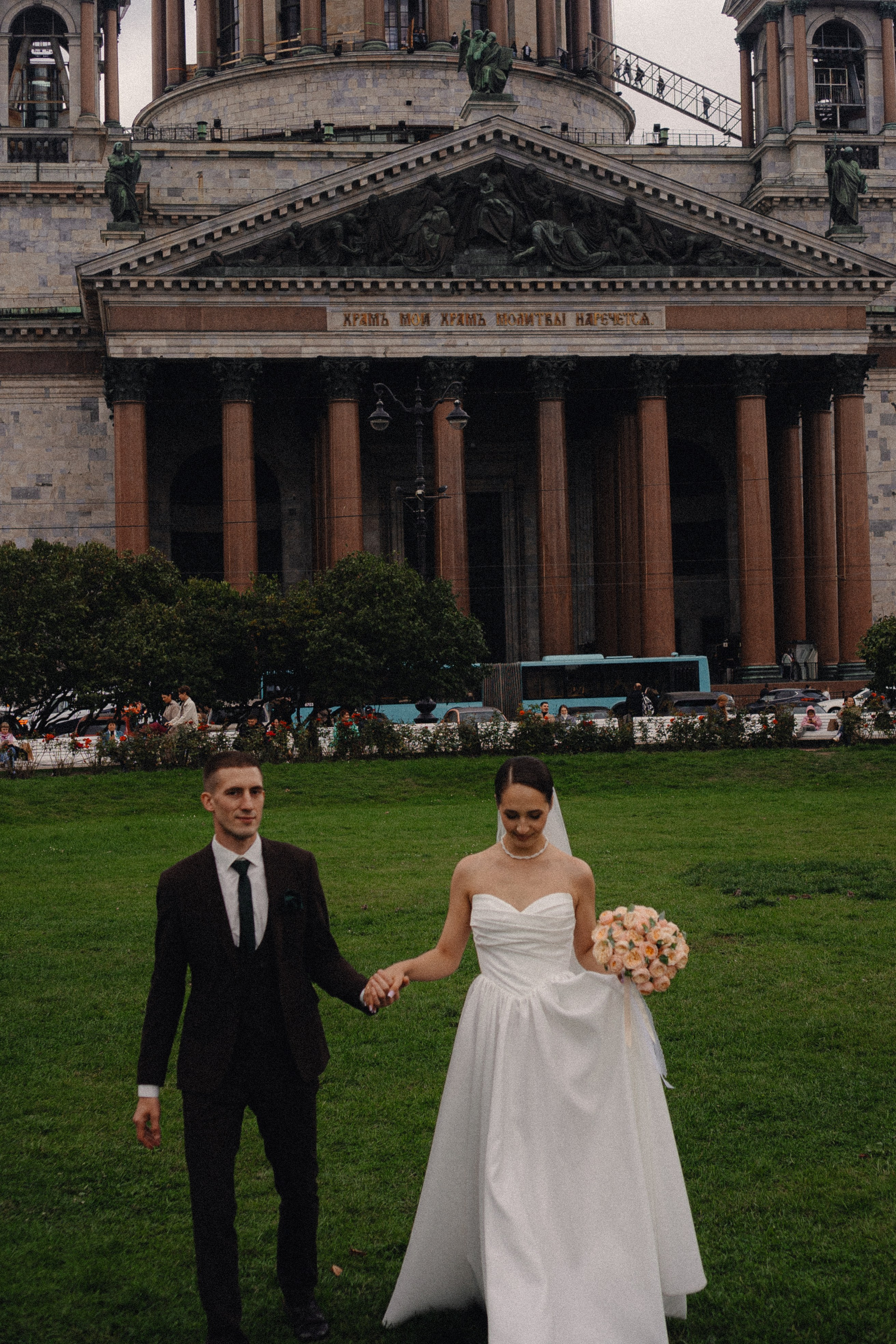 СВАДЕБНАЯ ПРОГУЛКА В САНТК-ПЕТЕРБУРГЕ (ИСАКИЕВСКИЙ СОБОР, ЗИМНЯЯ КАНАВКА, ЭРМИТАЖ И БОЛЬШАЯ МОРСКАЯ УЛИЦА). Профессиональный фотограф, Санкт-Петербург — Виктория Богомолова