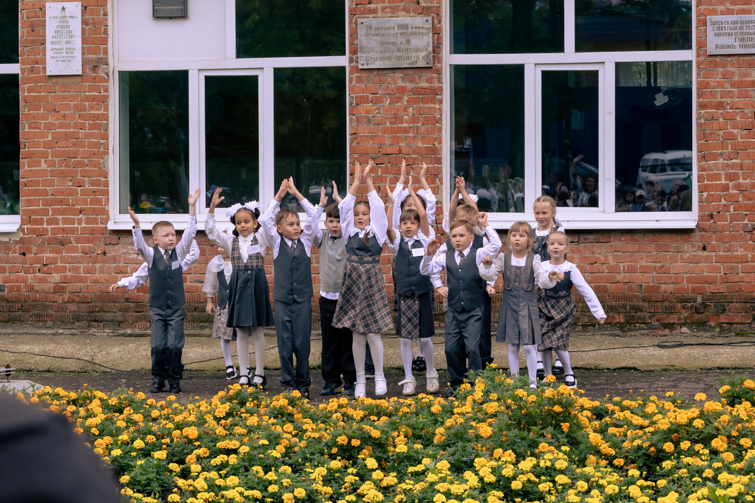 выступление детей на школьной линейке