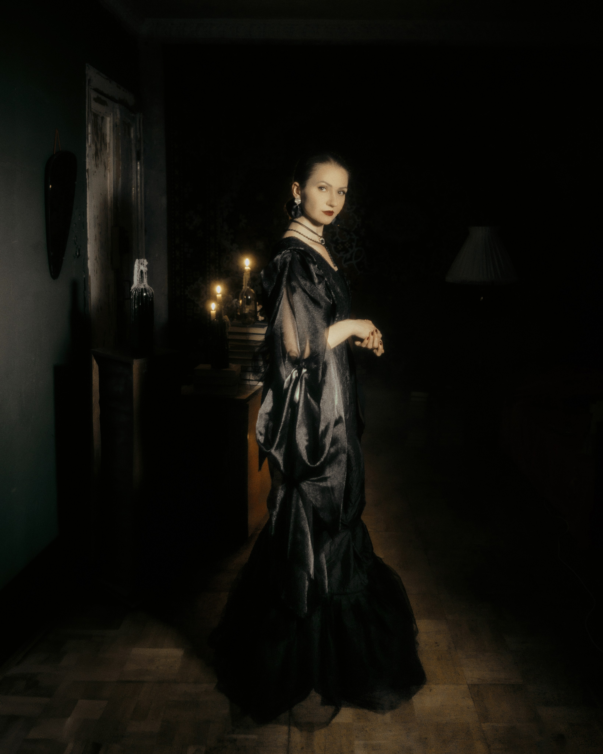 женский портрет в фотостудии, чёрное платье и свечи на фоне, кинематографичный нуар, фотограф СПб