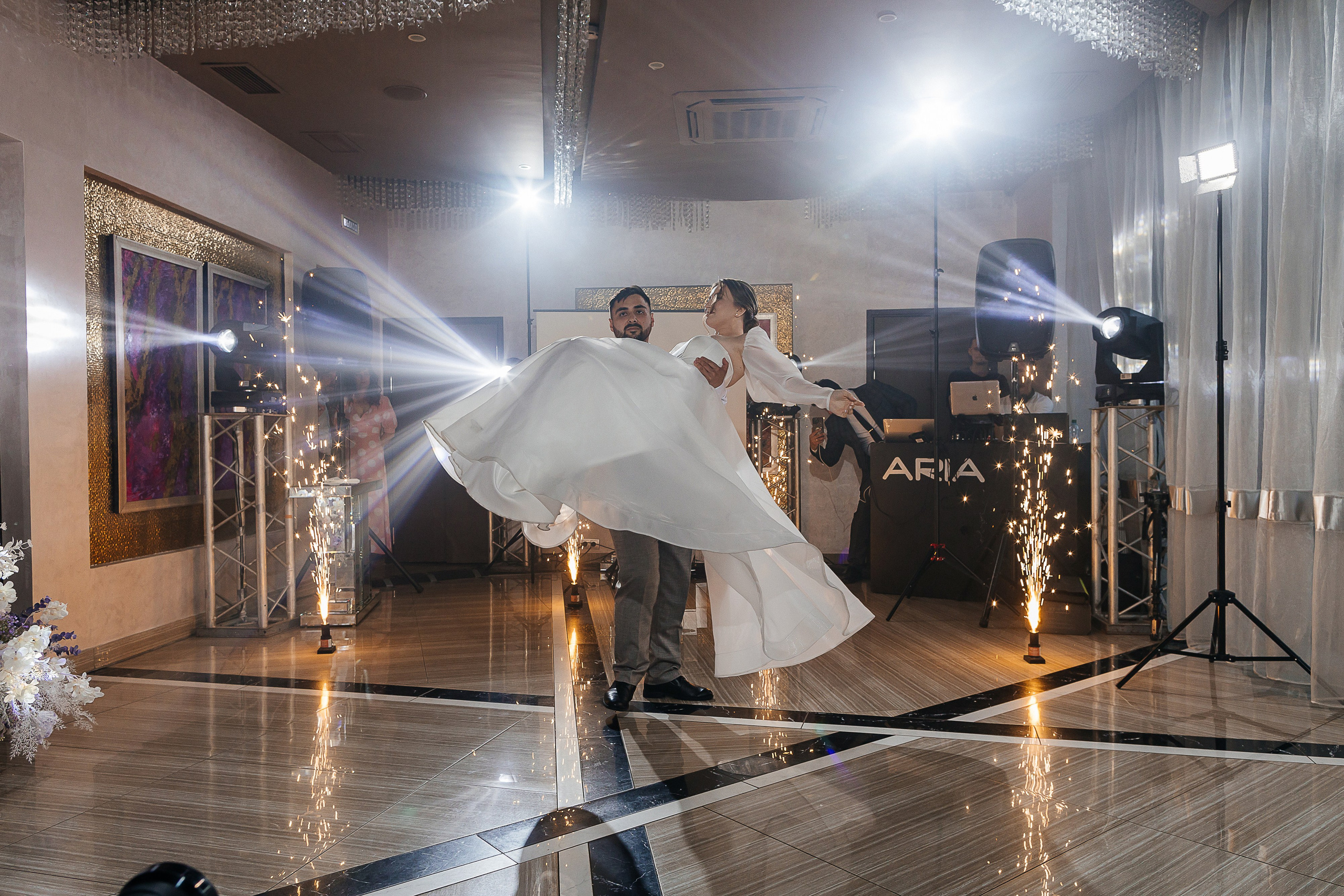 Свадебная фотосессия пары в номере отеля. Олег Сверчков | Свадебный фотограф Вологда