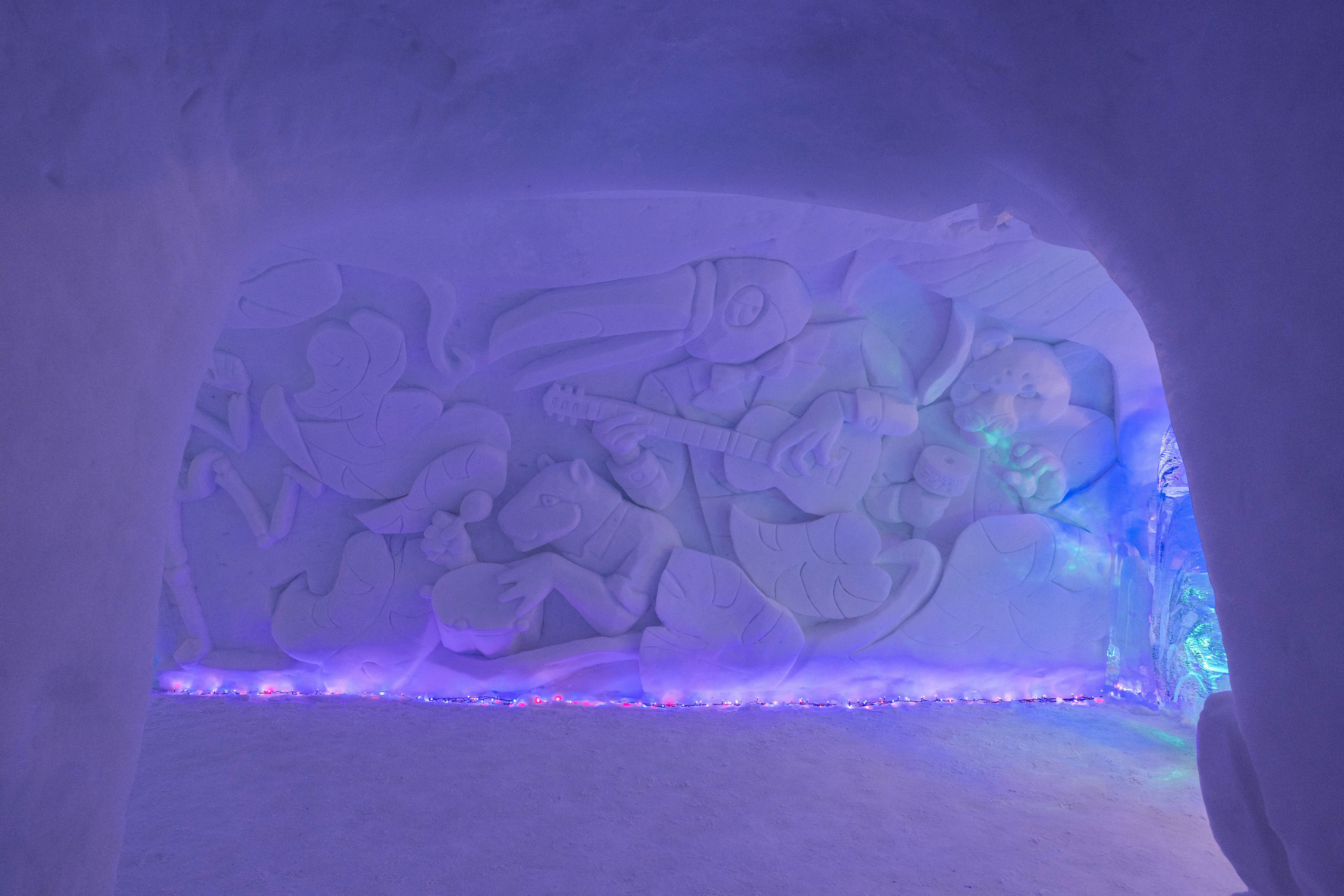 Снежная деревня. Турист оптимист