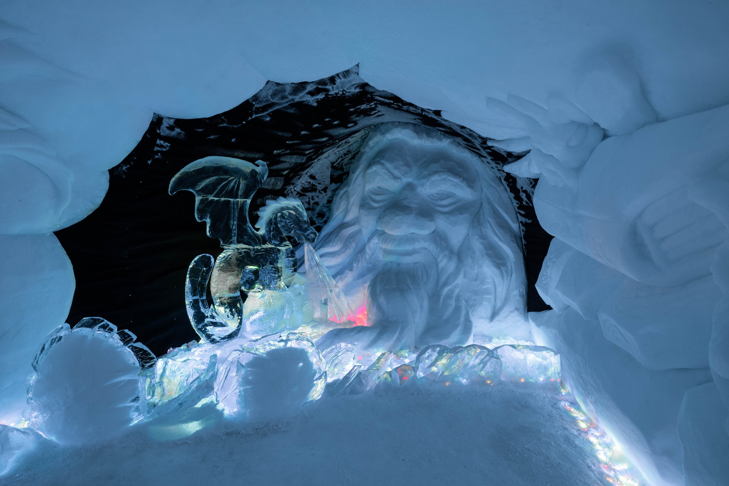 Снежная деревня. Турист оптимист