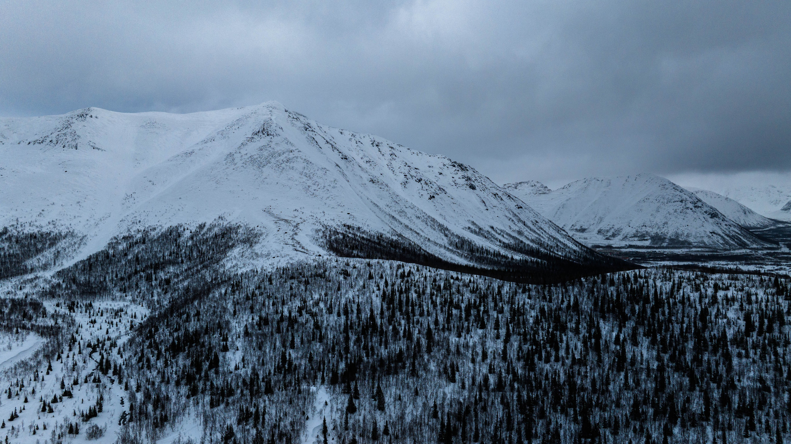 Долина реки Вудъявйорк и озеро Малый Вудъявр. Турист оптимист