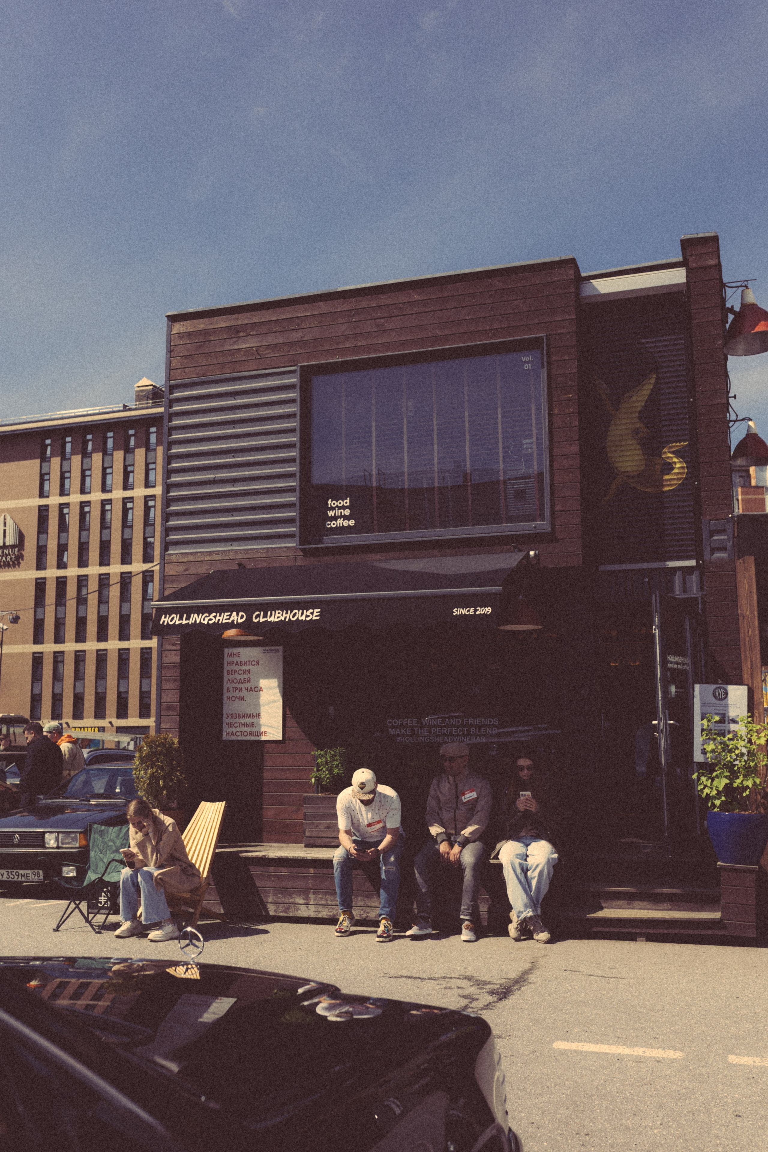 CARS and COFFE. Happiness is in the moments