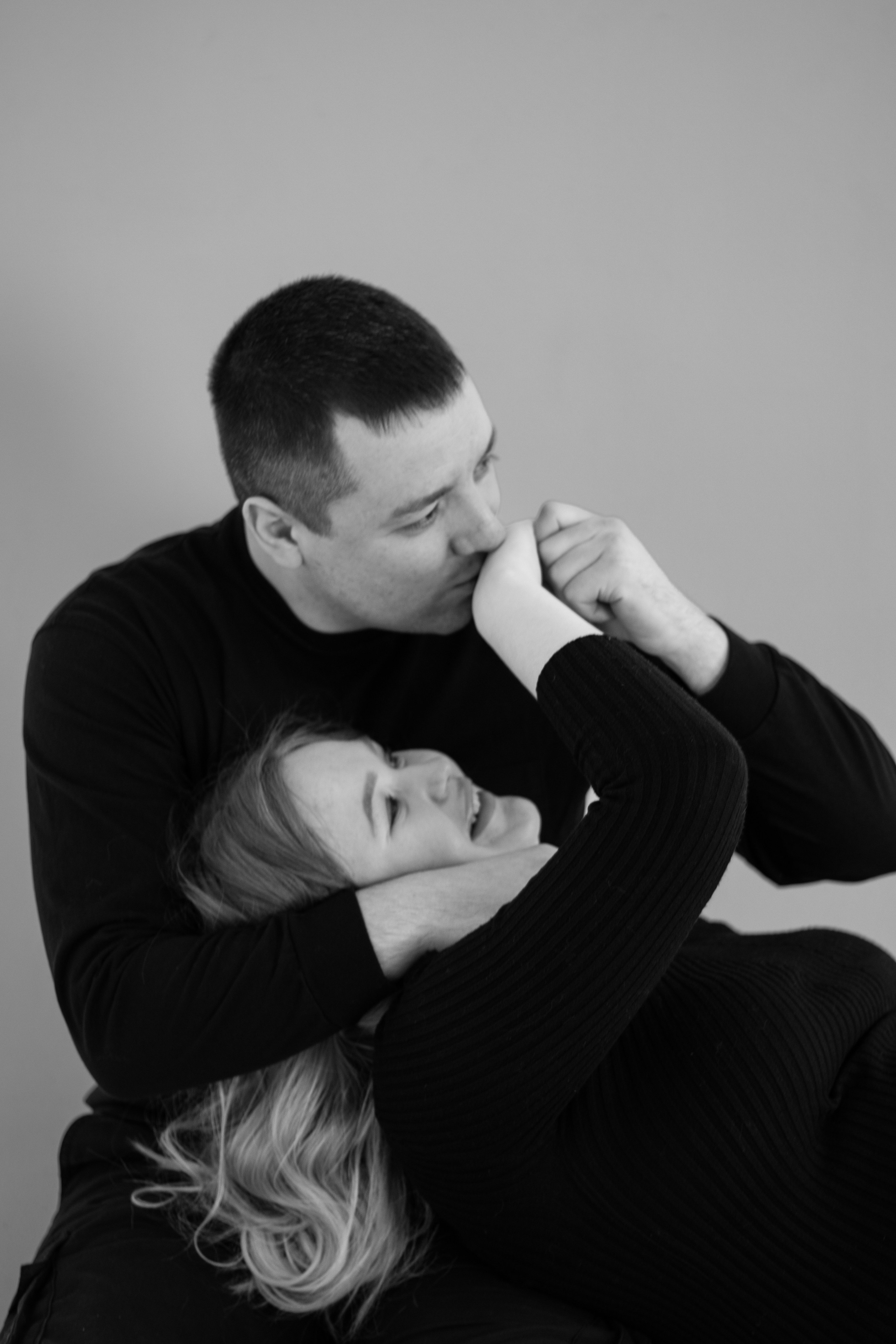 Студийная фотосессия беременной девушки с мужем в городе Северск и Томск