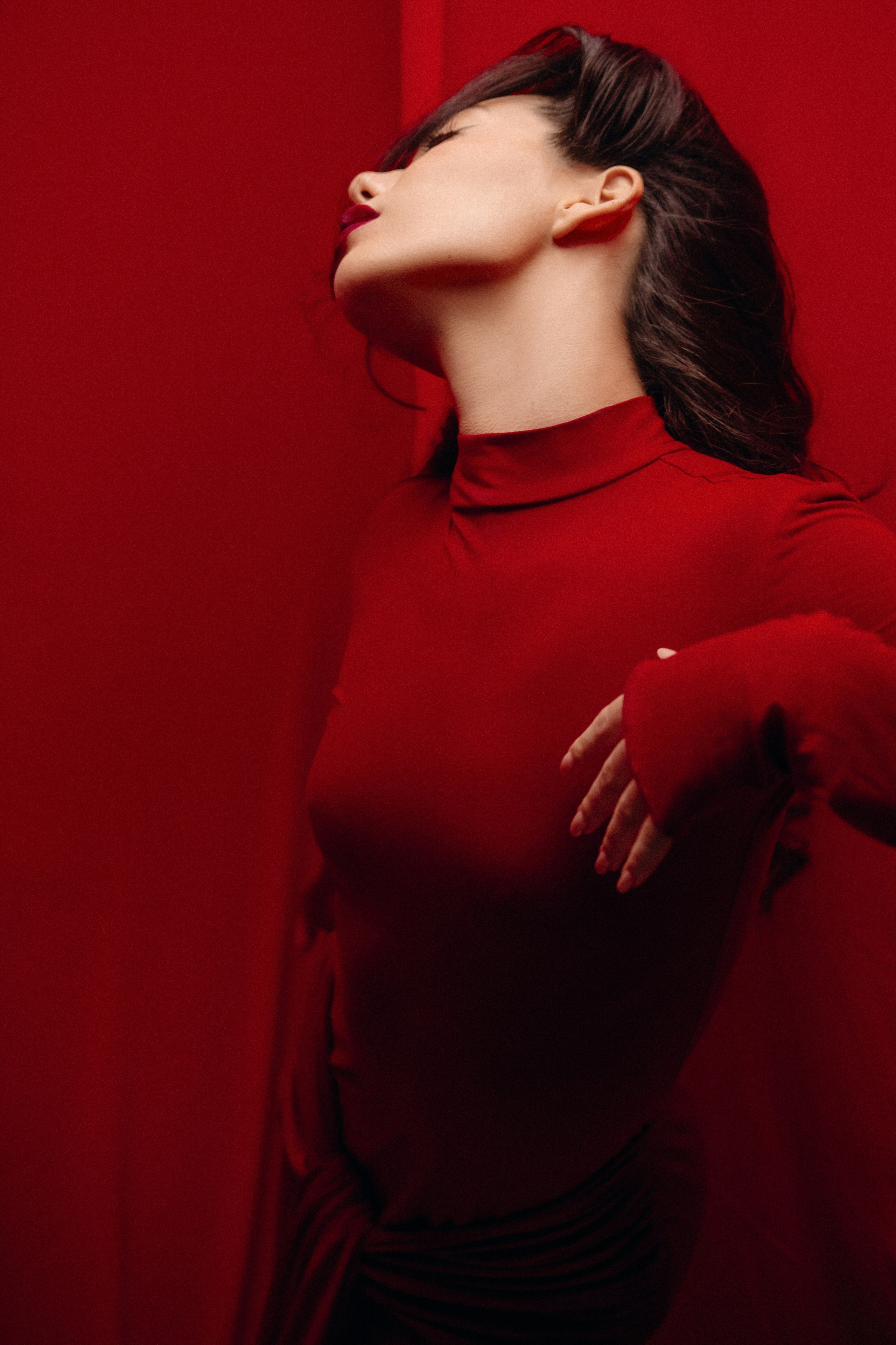 Арина. Фотосессия с красной тканью. Фотограф в Москве Ольга Сатони