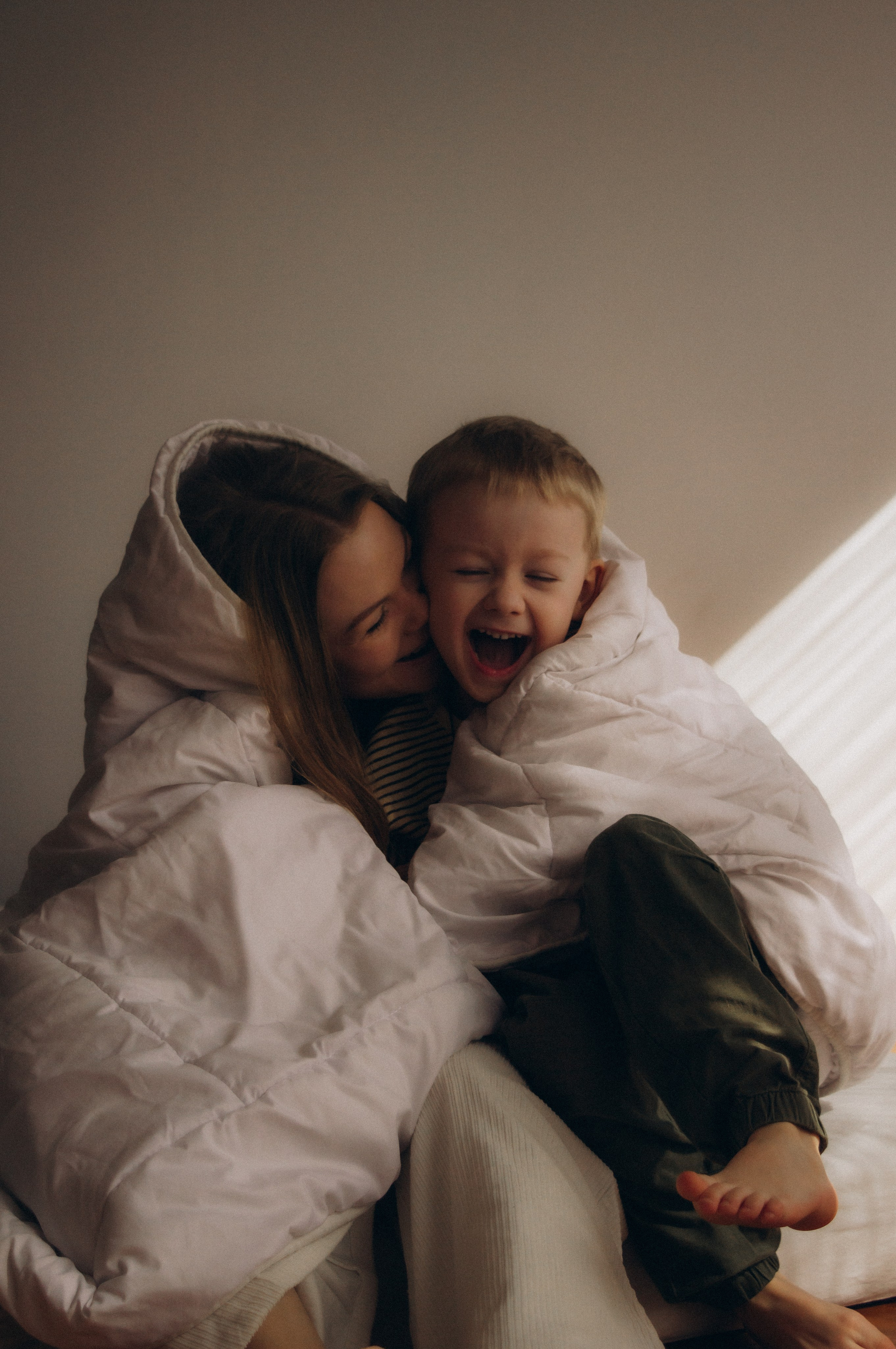 Любовь в воздухе. Семейная фотосессия в студии. Юлия Левада Семейный и женский фотограф