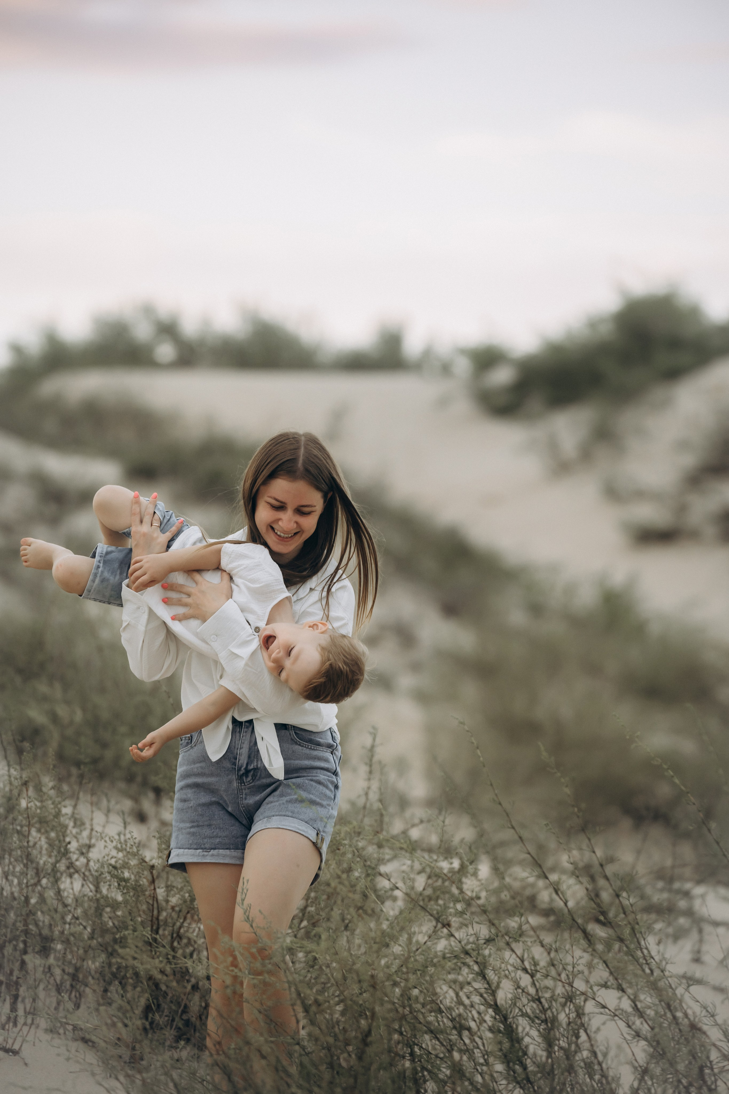 Фотограф Голубицкая поймала момент – младший сын засыпает на папе, а старший обнимает маму  