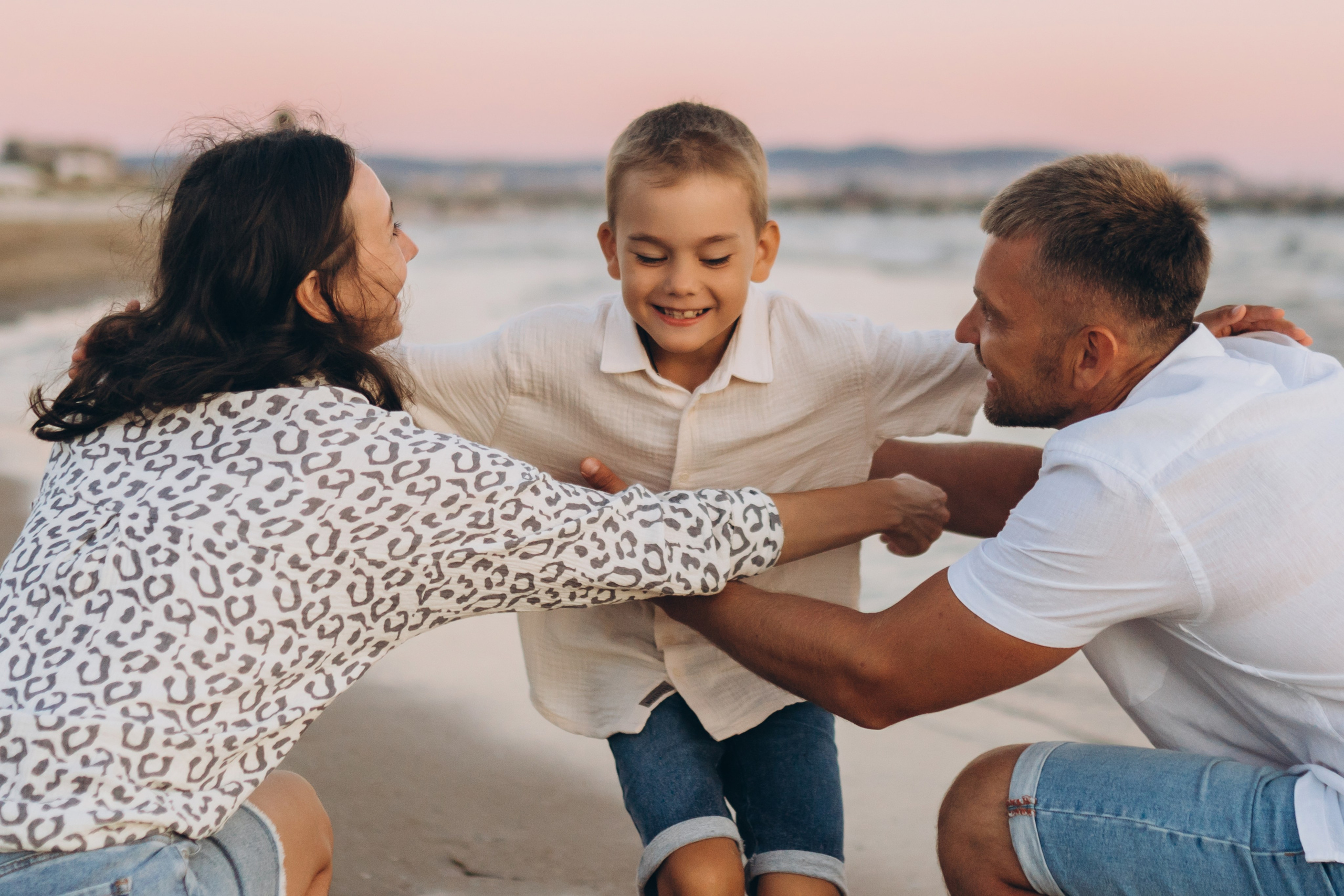 Фотограф в Анапе поймал трогательную секунду, когда малыш впервые касается морской воды