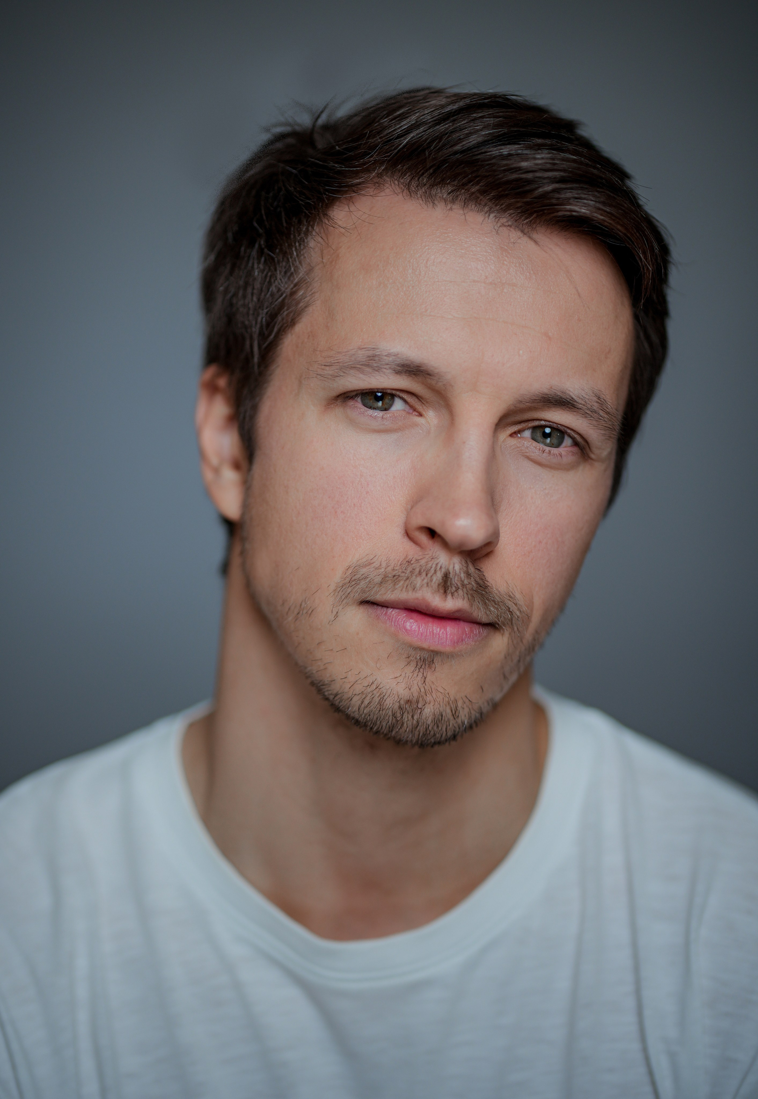 Актер Денис Васильев. Портретная съемка в Москве, студийный фотограф Игорь Фомин