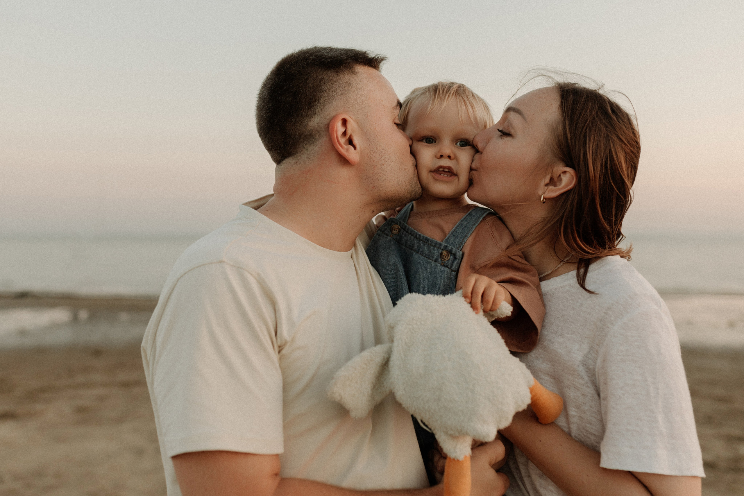 Трое у реки, не считая фотографа. Семейный фотограф в Краснодаре Яна Морева