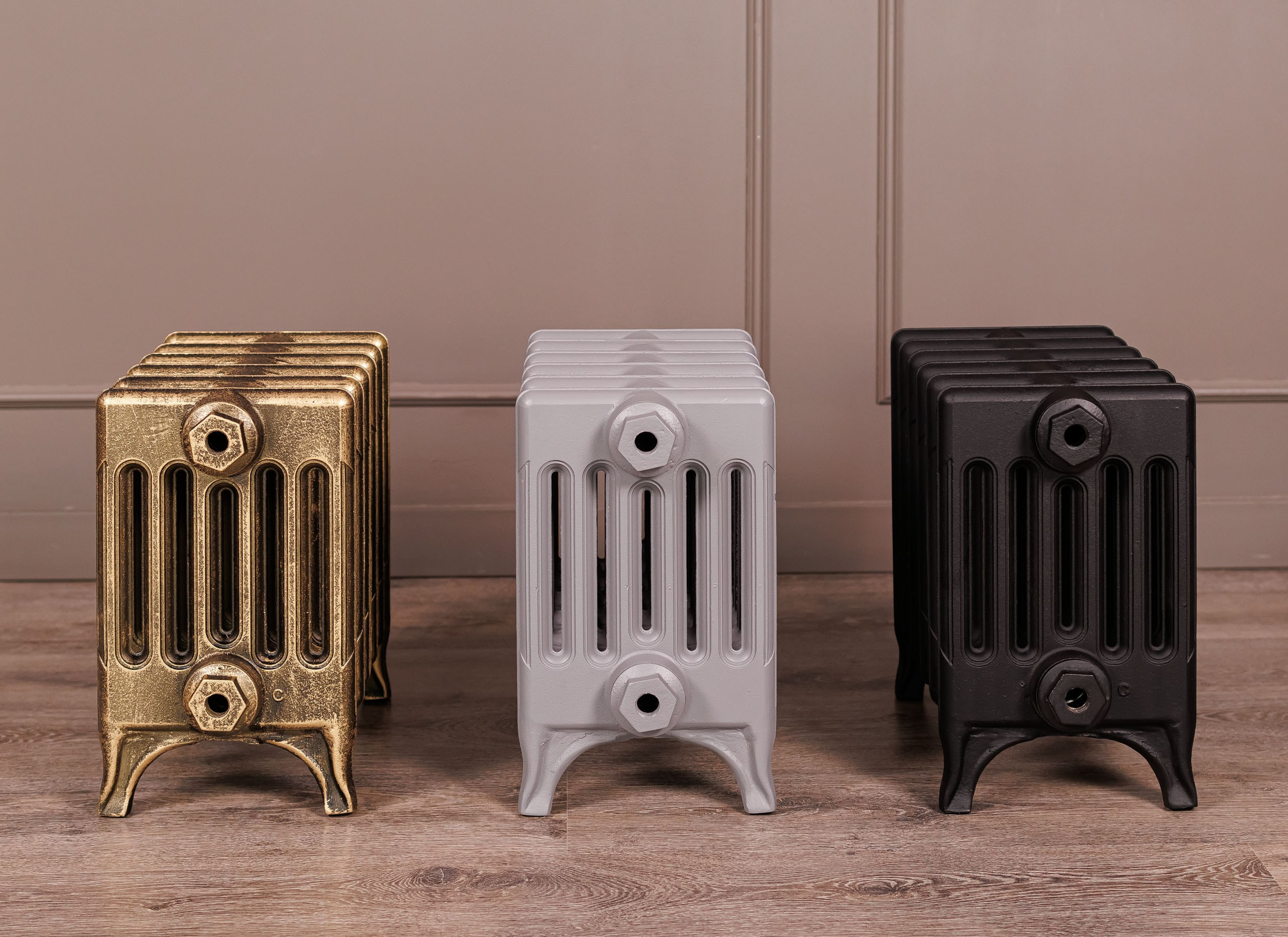 Предметные фотографии дизайнерских радиаторов отопления в стиле ретро