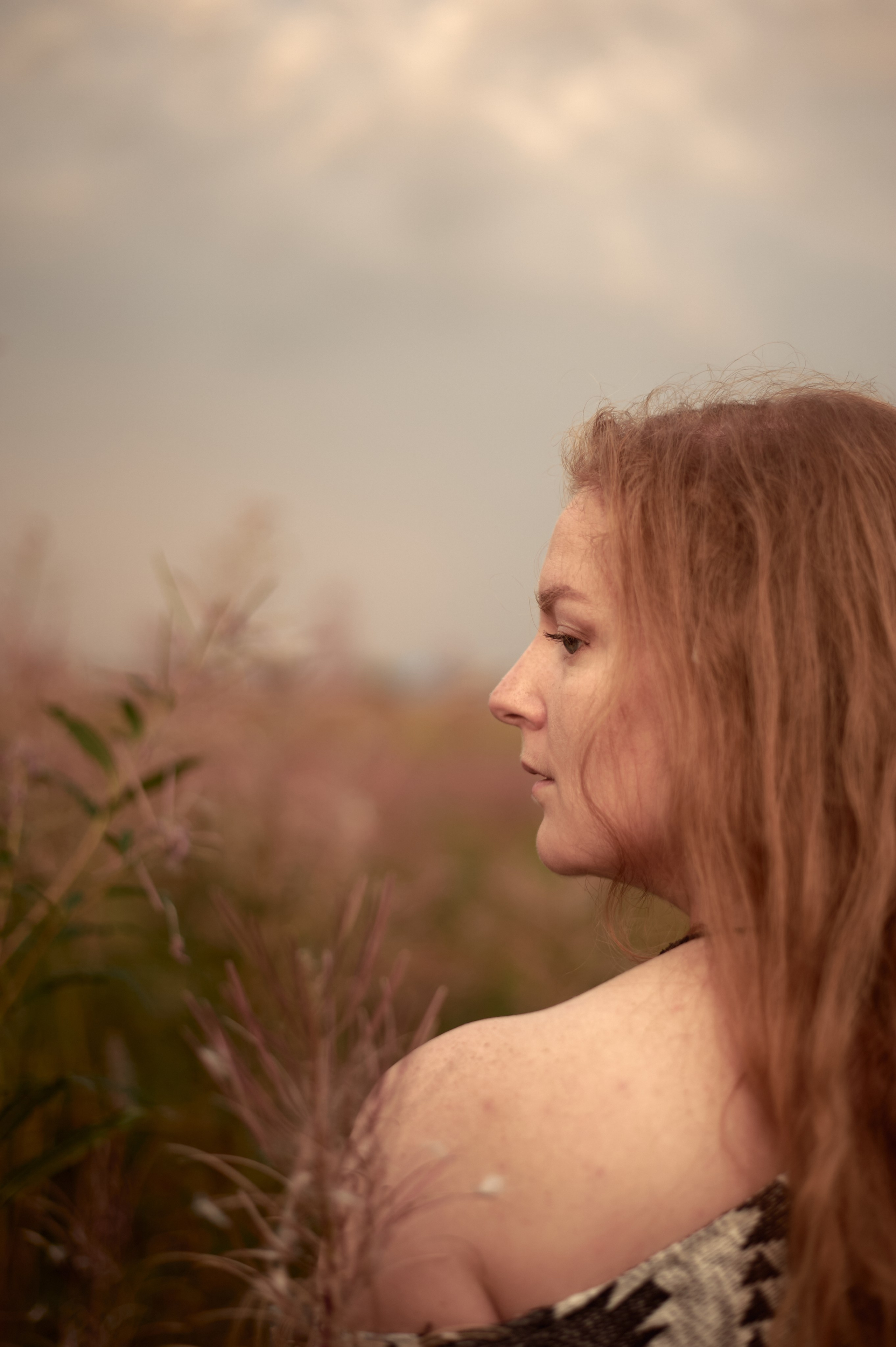 Таня. Рассвет в поле. Женский фотограф в Череповце Даша Акулич