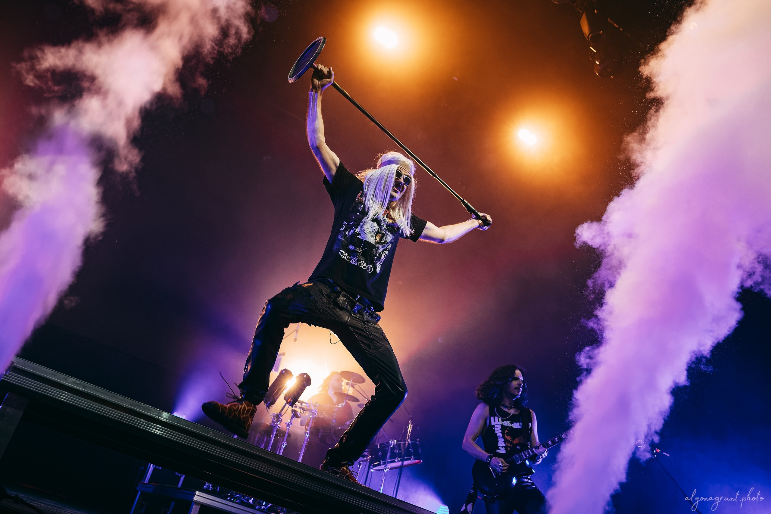 Багровый Фантомас, фоторепортаж, СПб, BASE, 14.12.2025. Алена Адрианова: фотограф в Санкт-Петербурге