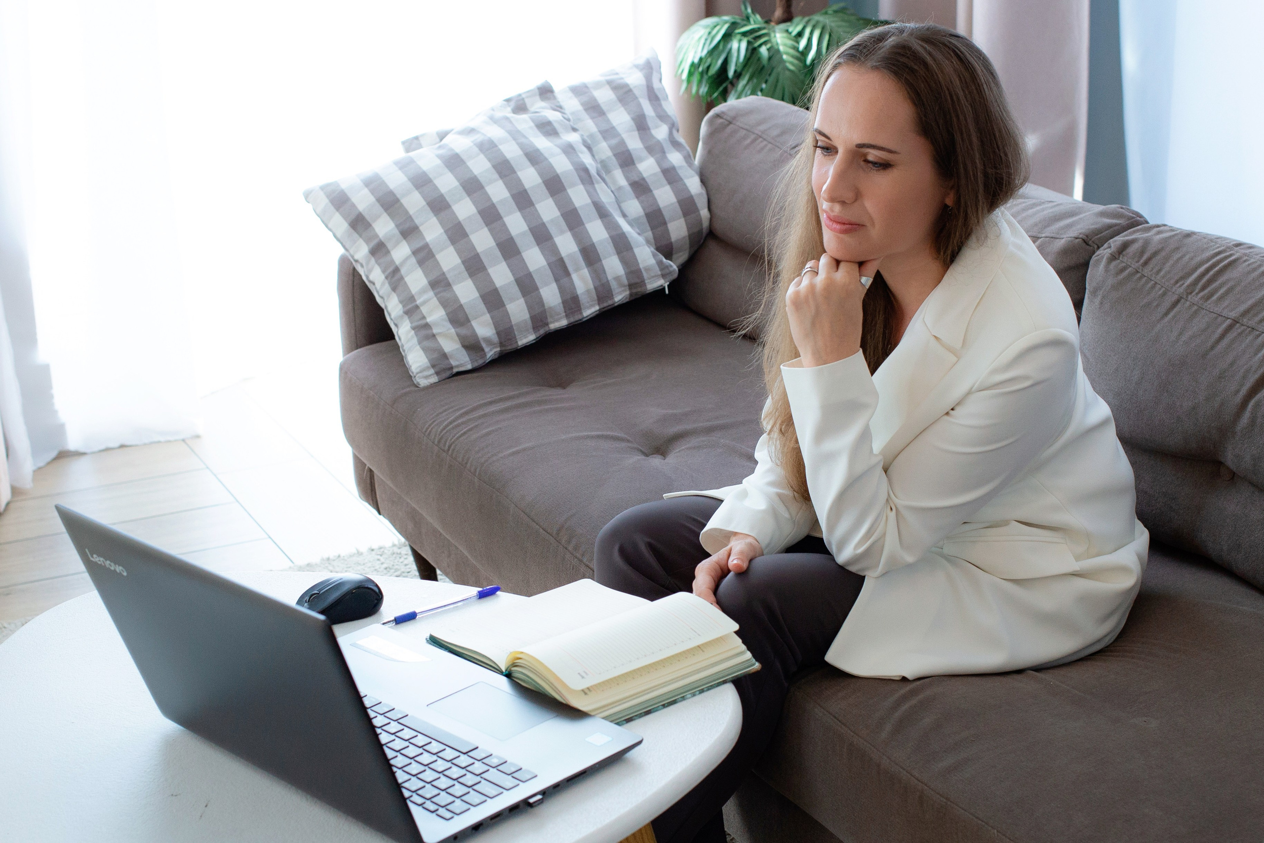 Профессиональные фото психолога для сайта и соцсетей в СПб. Портретные фотосессии, контент-съемки, репортаж