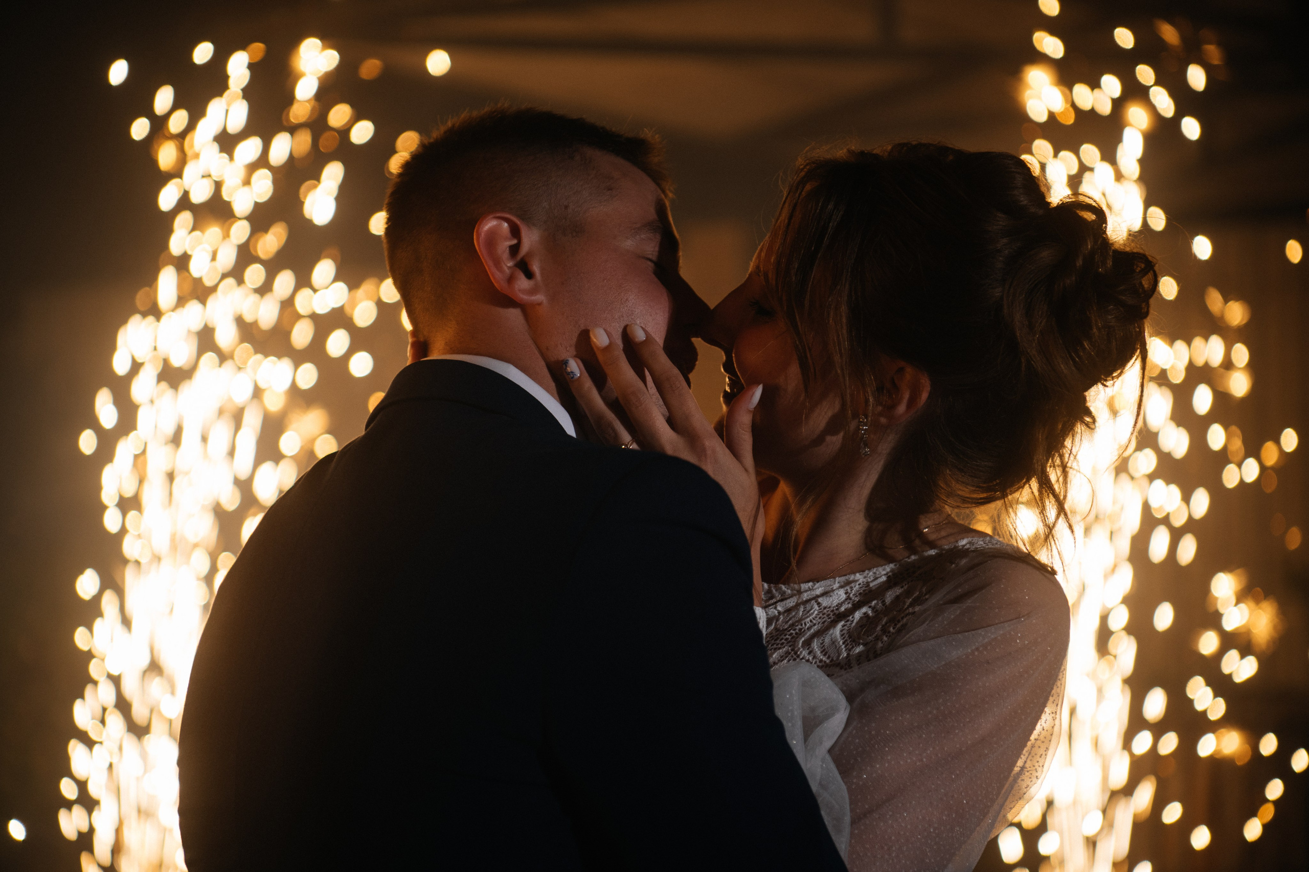 alt="Свадебная фотосессия в Барнауле. Свадебный фотограф Анна Глухова"