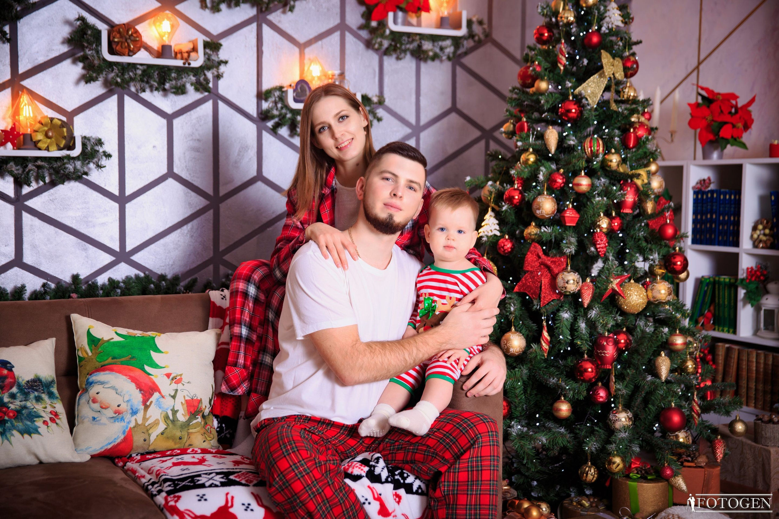 Семейная фотосессия: мама, папа и малыш | Портфолио Fotogen. Интерьерная фотостудия FOTOGEN г. Краснодар