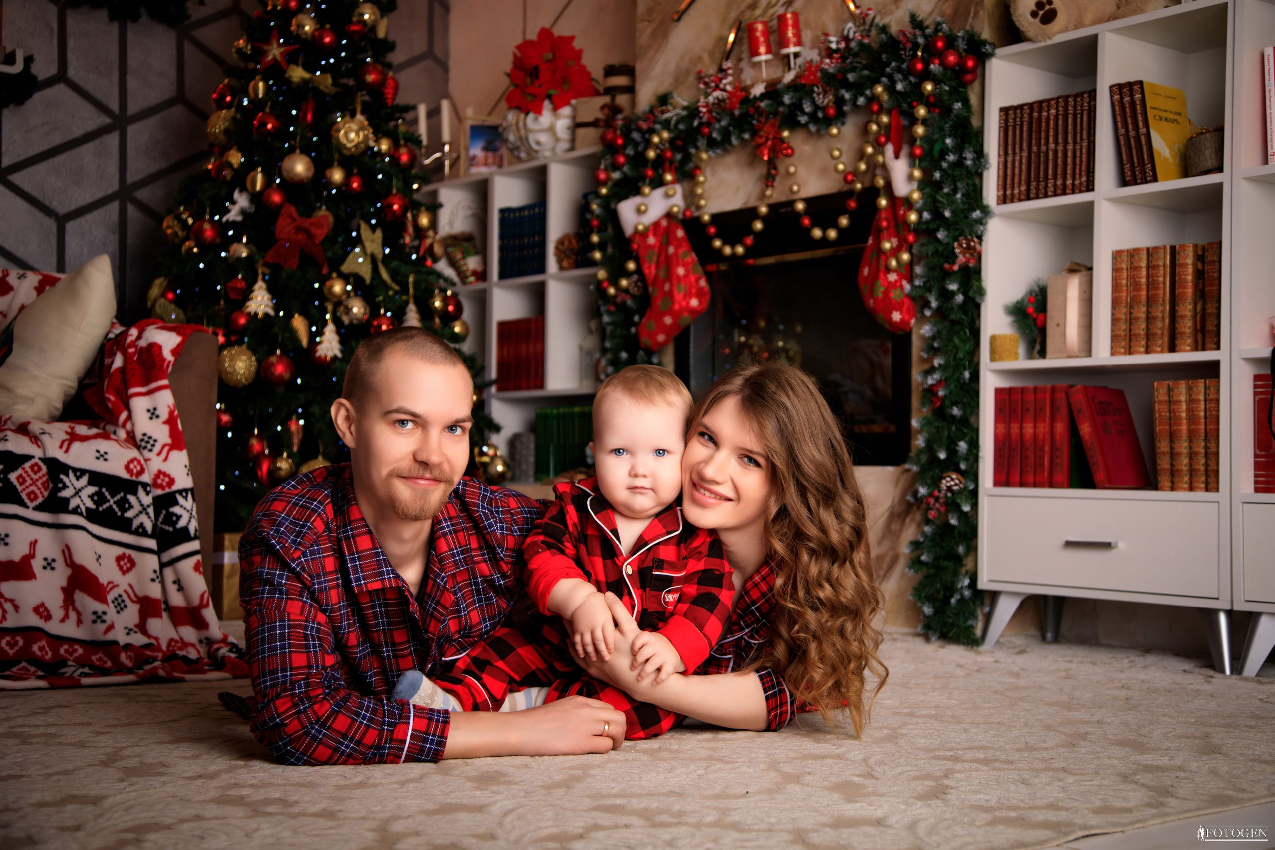 Семейная фотосессия: мама, папа и малыш | Портфолио Fotogen. Интерьерная фотостудия FOTOGEN г. Краснодар