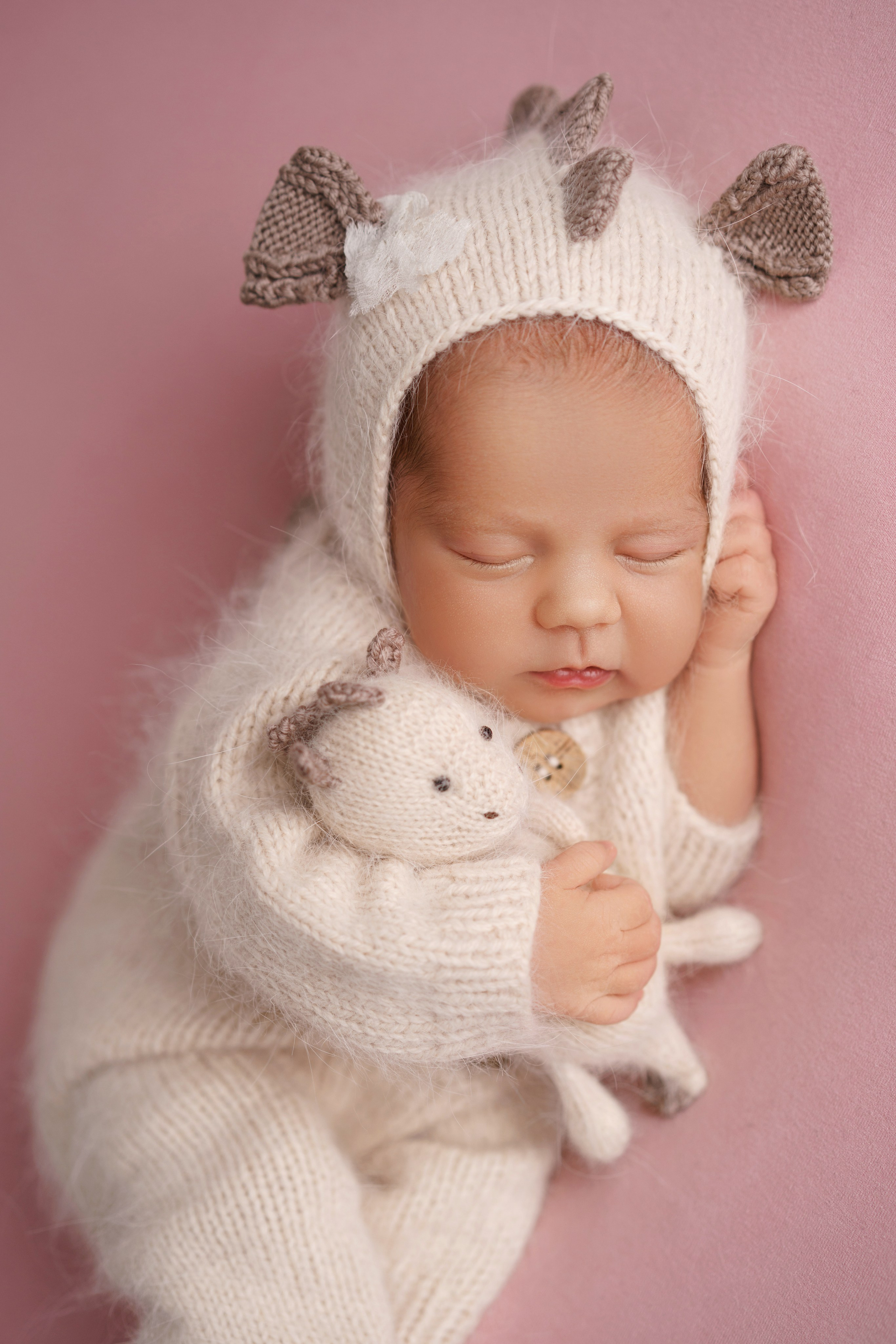 Малышка в костюме дракончика с игрушечным драконом - Балашихинский родильный дом